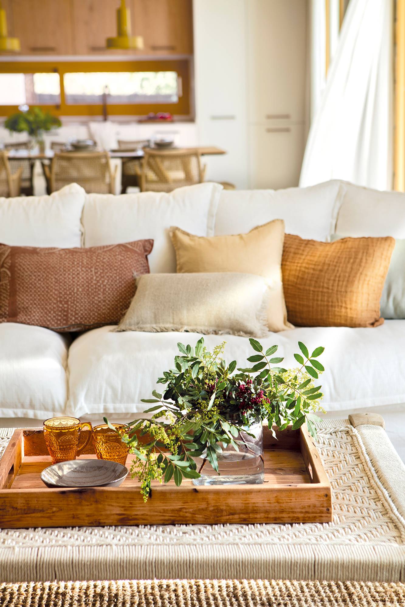 Salón con sofá tapizado en color blanco.
