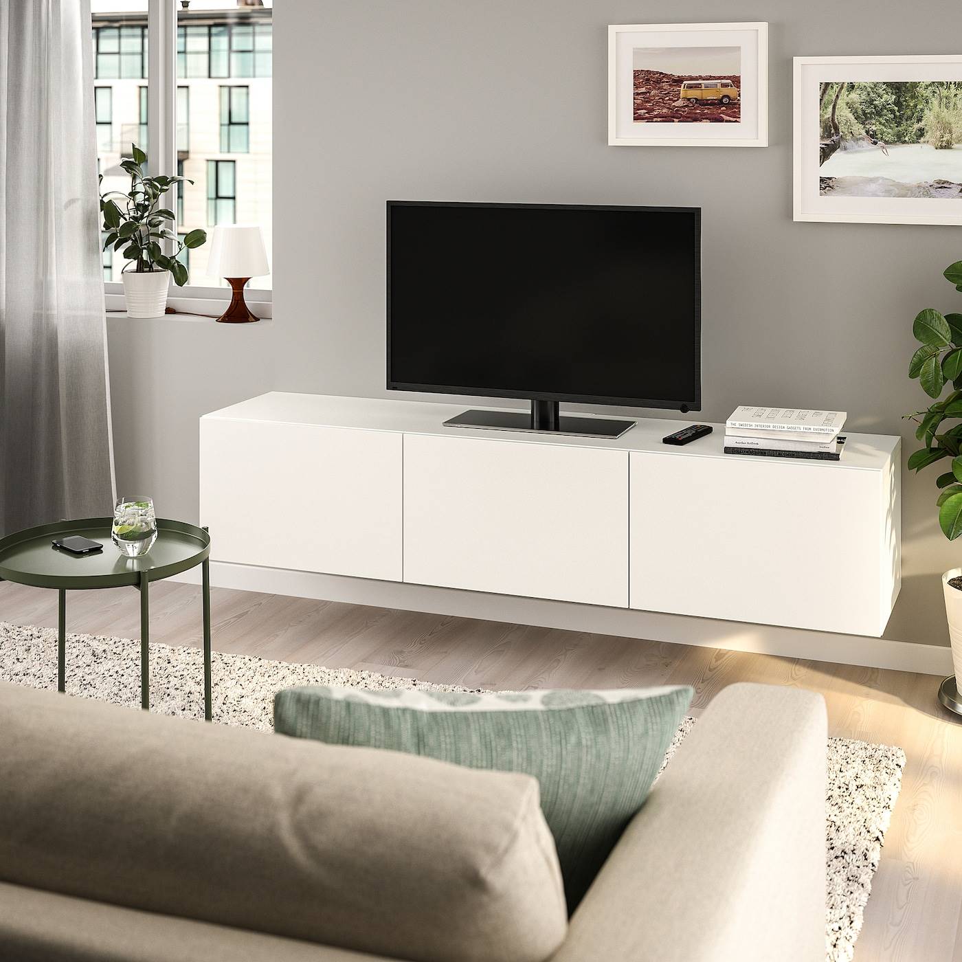 Mueble TV BESTÅ en color blanco de IKEA.