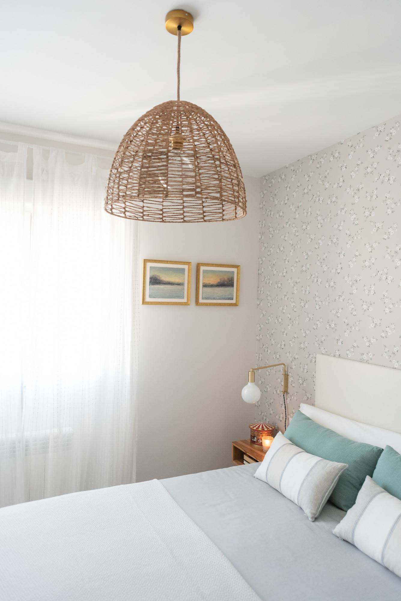 Dormitorio de invitados con papel pintado y lámpara de fibras.