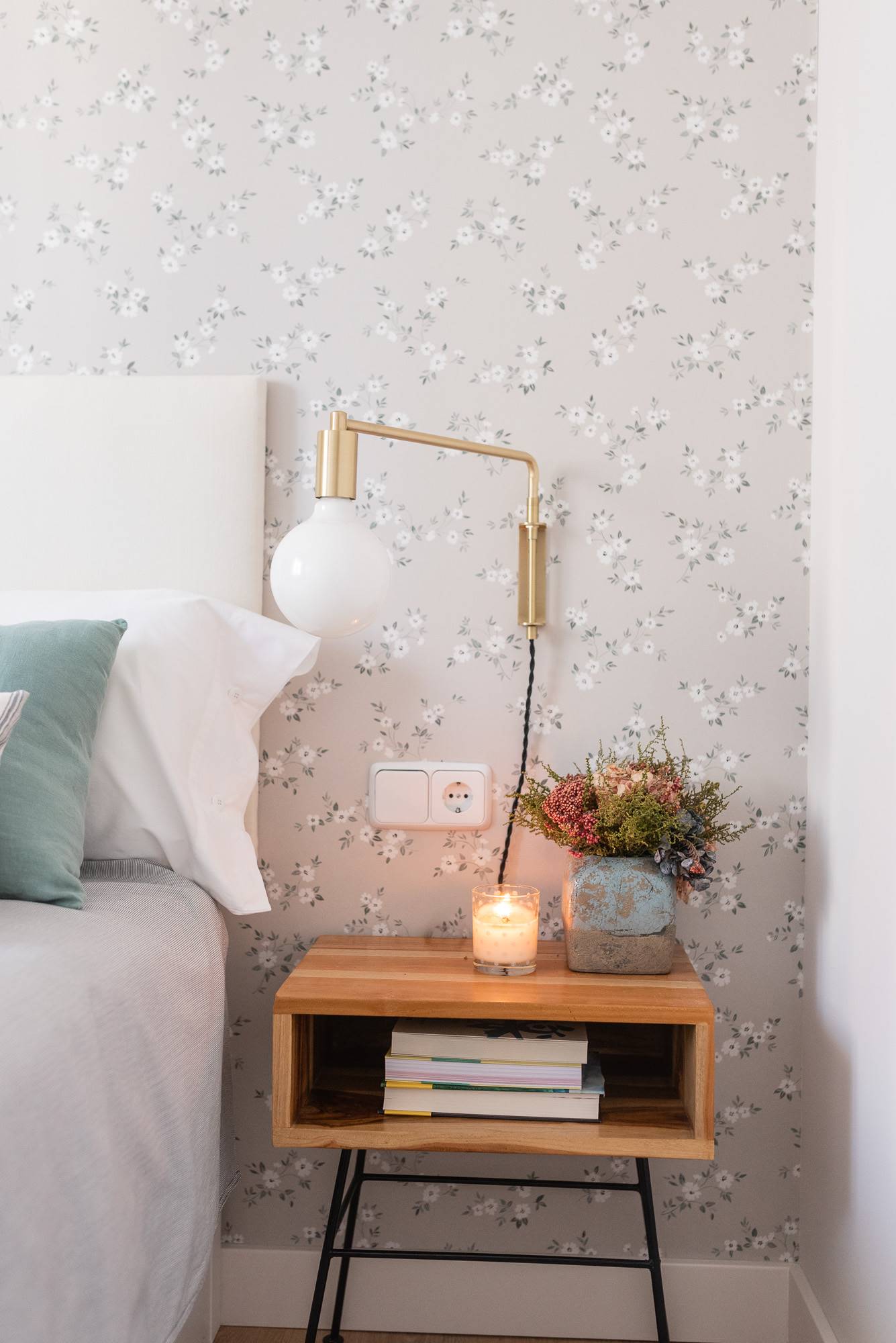 Dormitorio de invitados estiloso con papel pintado y detalles dorados.