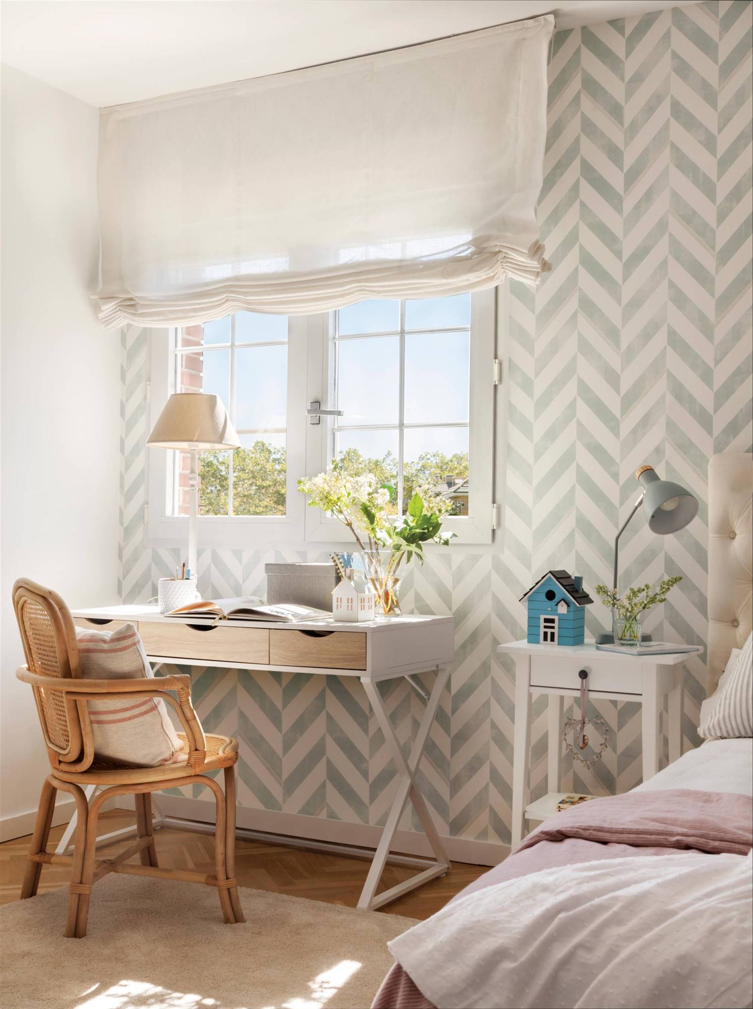 Dormitorio infantil con escritorio y papel pintado. 