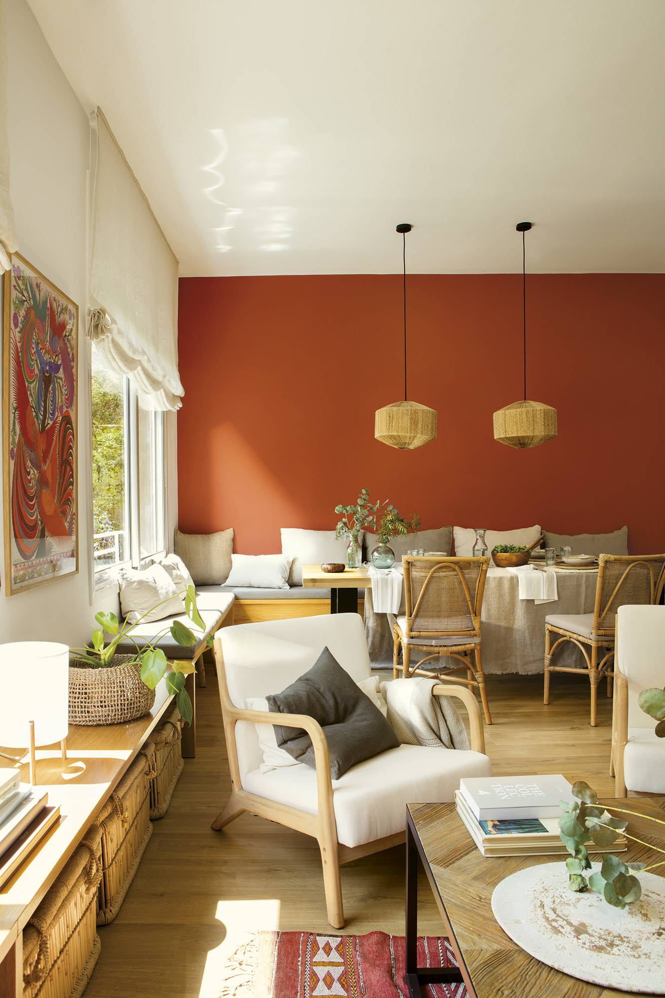 Comedor con la pared pintada de rojo para diferenciarla en el salón. 