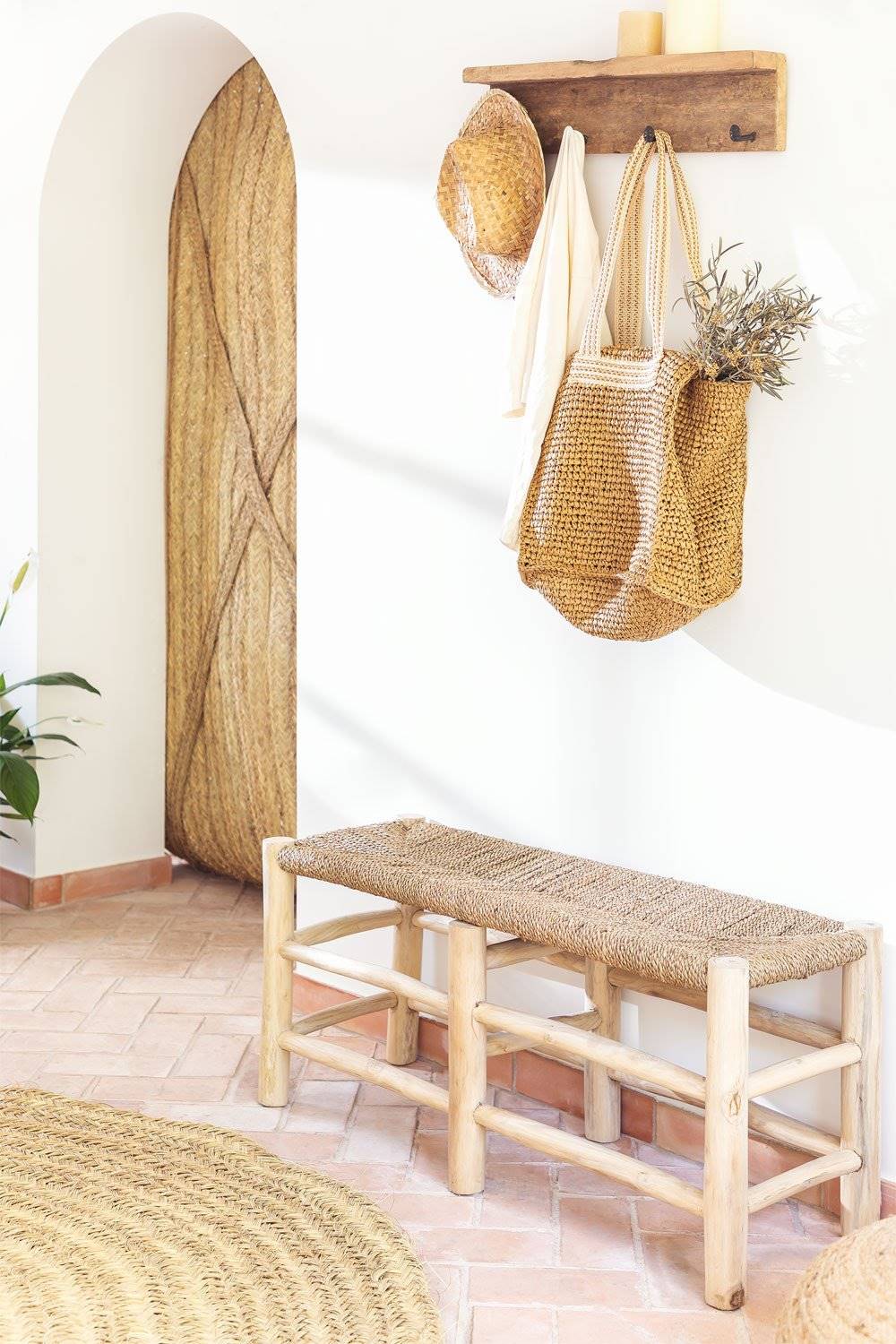 Banco en madera de teca con asiento de fibra trenzada de Sklum.