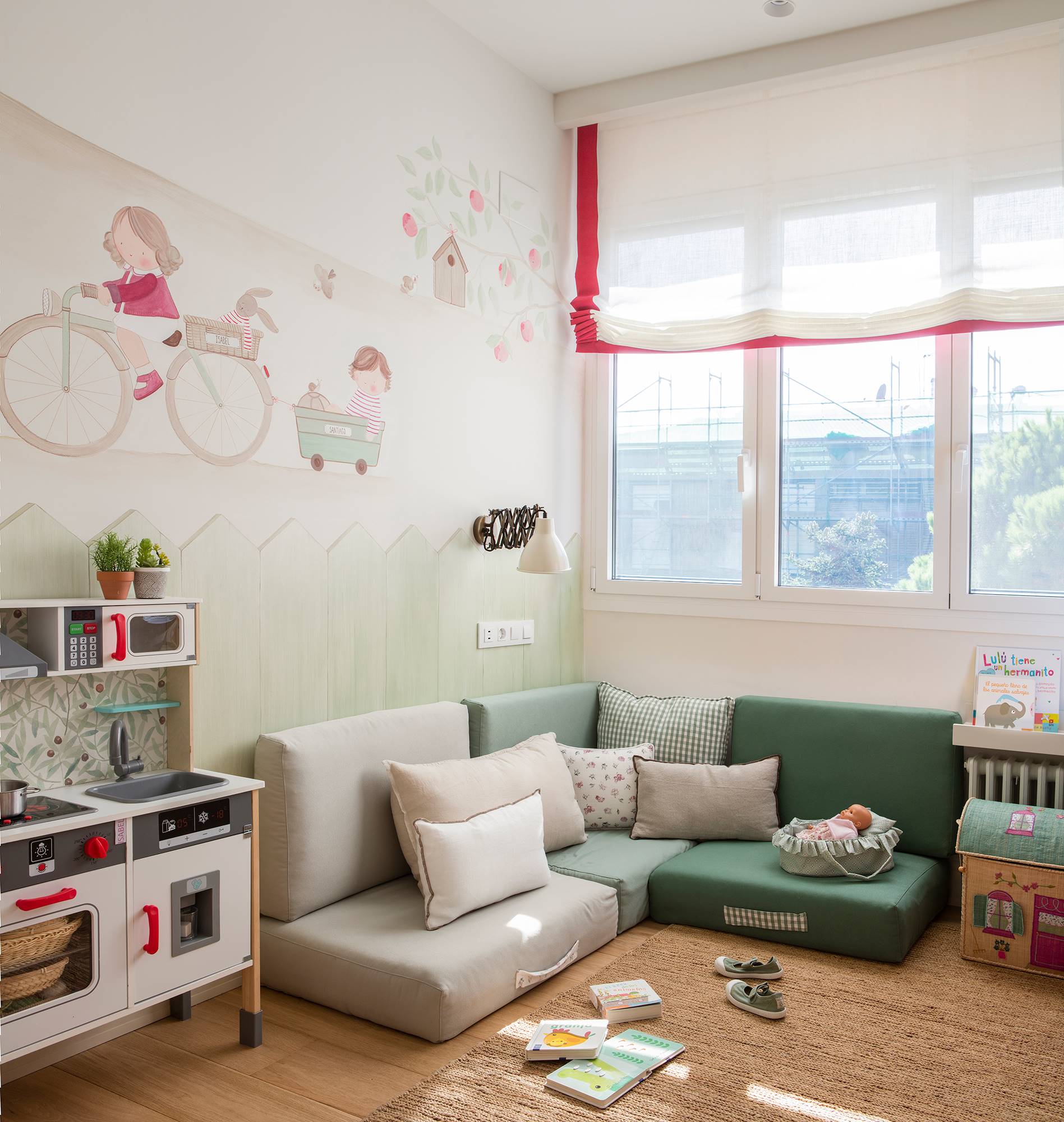 Habitación infantil con sofá rinconero modular con cojines de respaldo. 