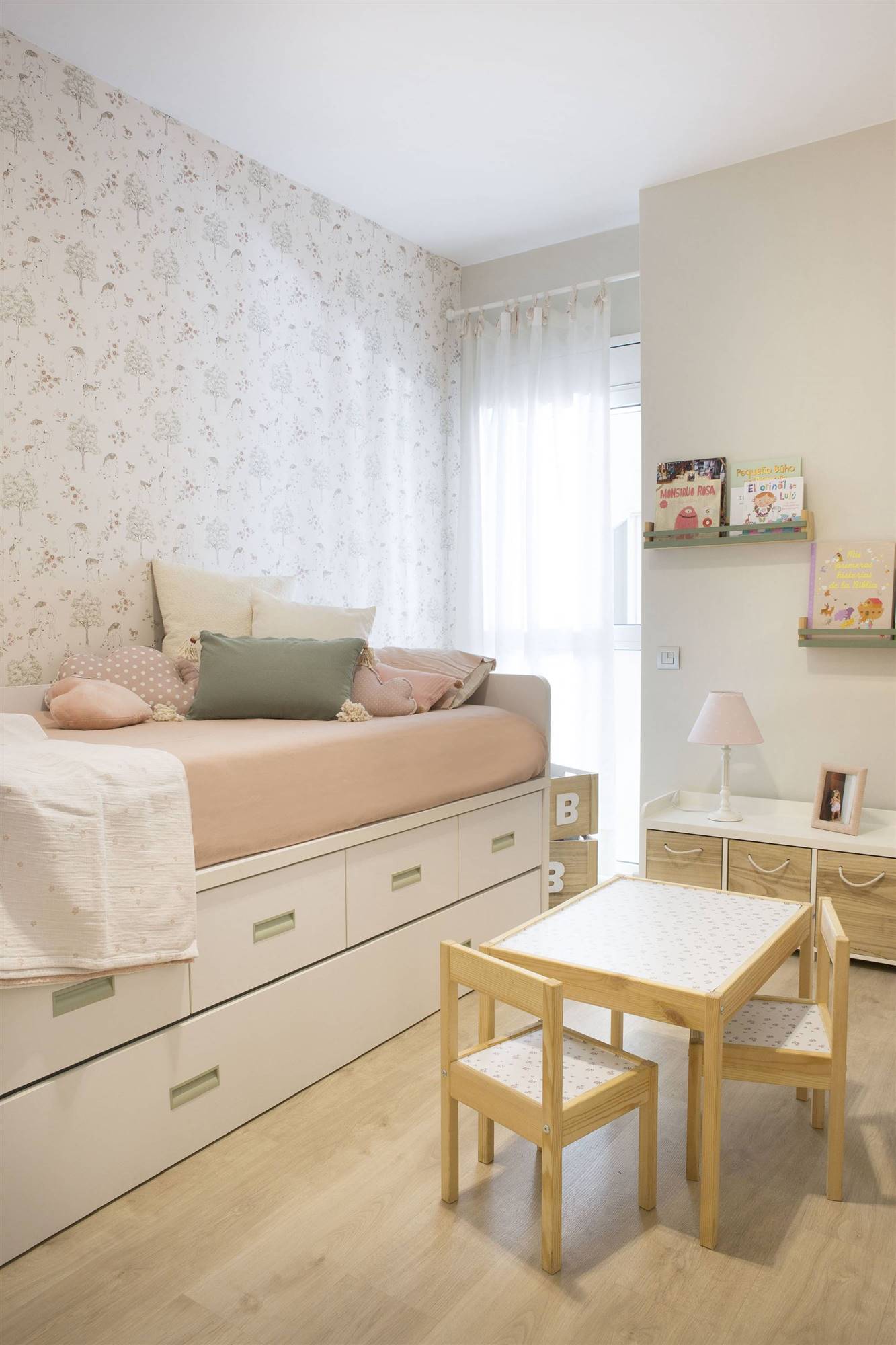 Dormitorio infantil con papel pintado rosa por Pia Capdevila.