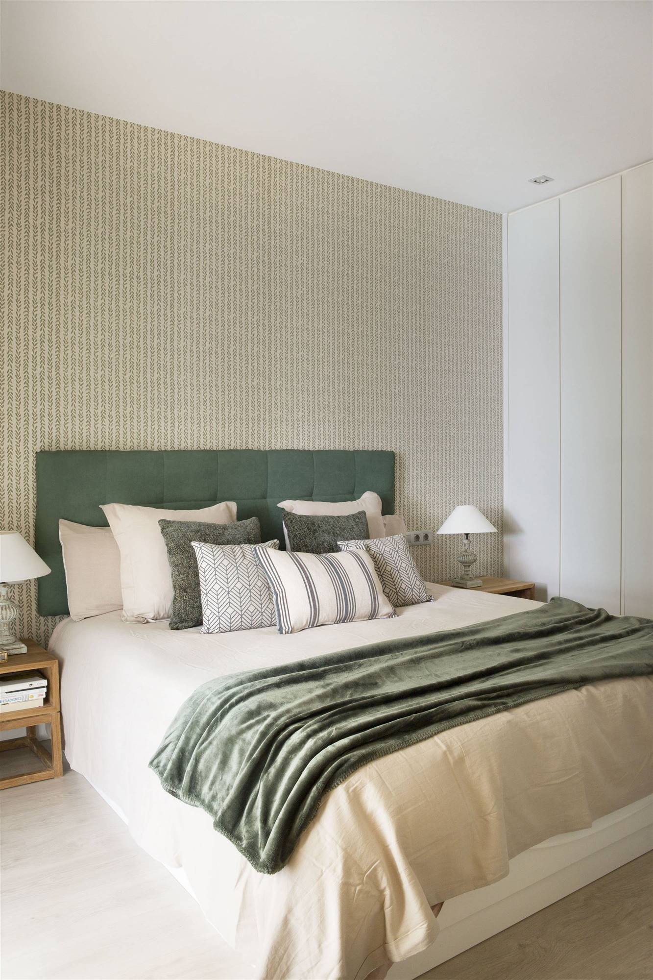 Dormitorio suite con papel pintado verde y ropa de cama verde por Pia Capdevila.