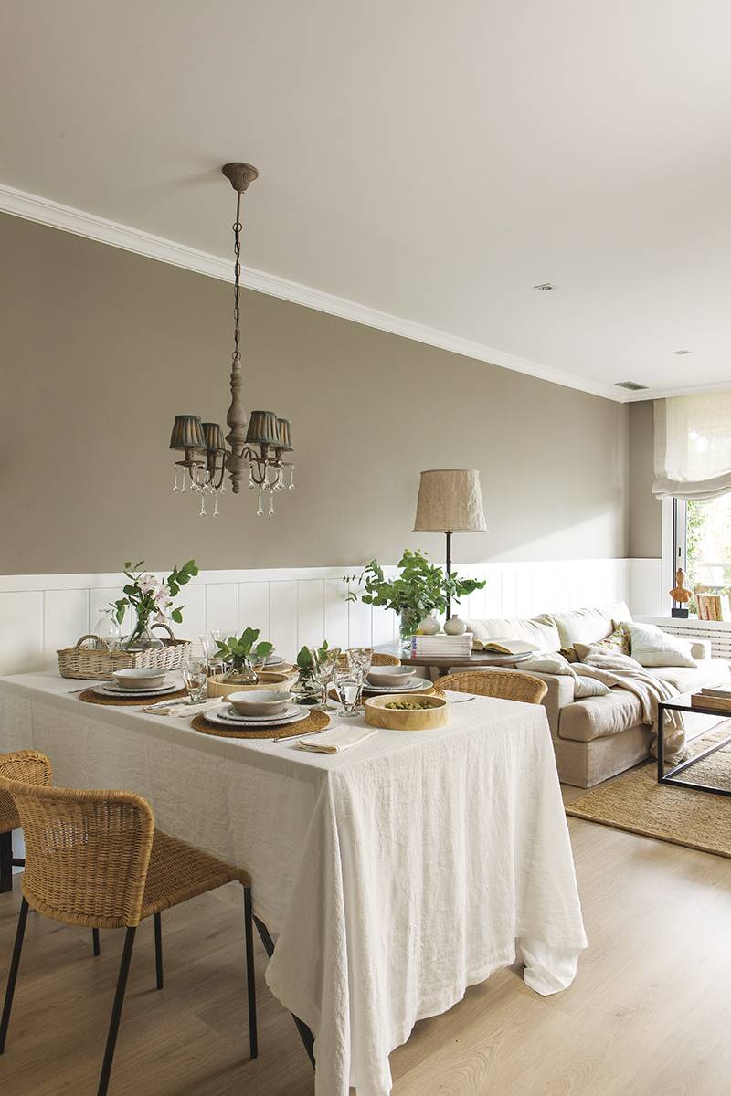 Comedor con arrimadero blanco y paredes de color gris. 
