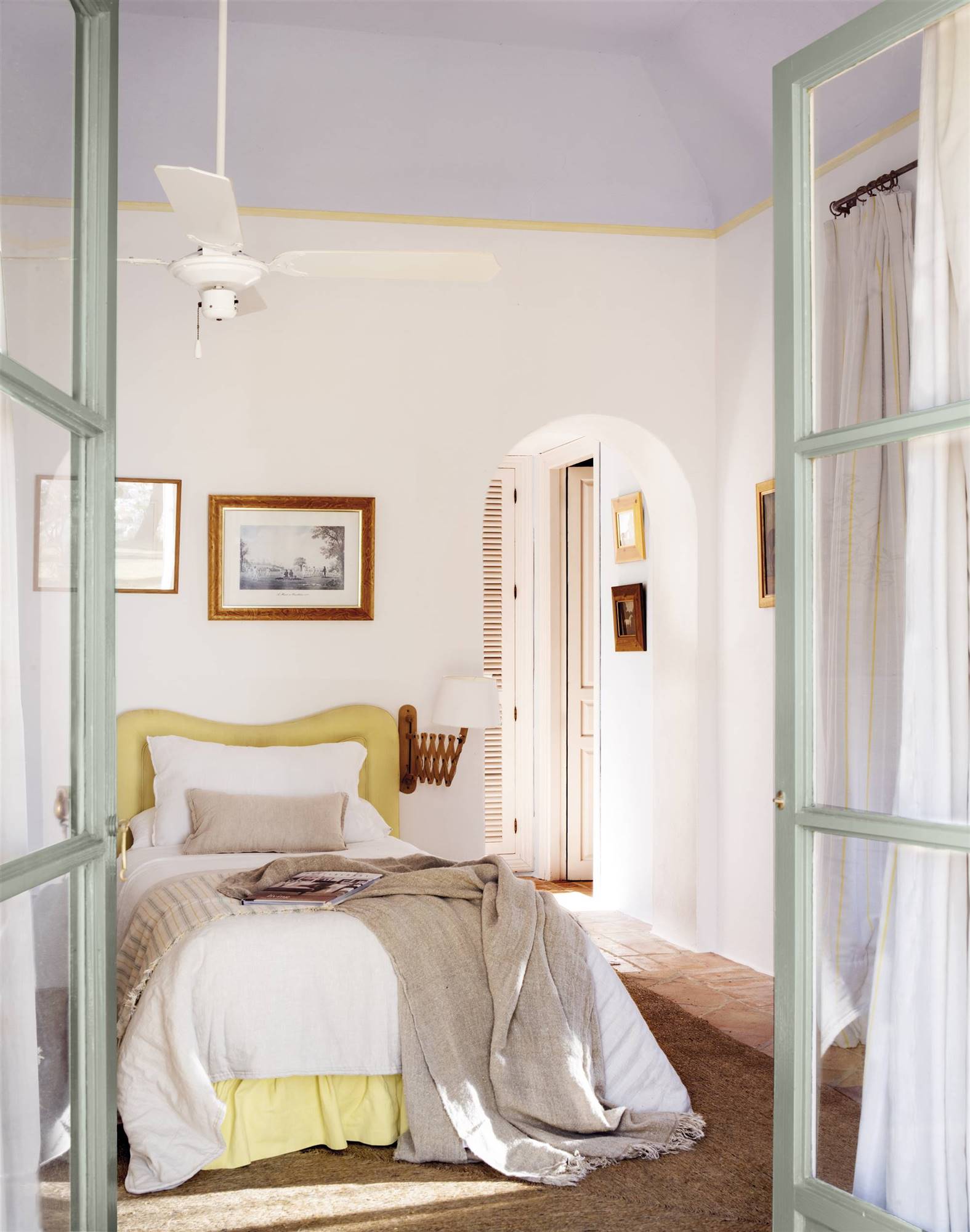 Dormitorio juvenil en blanco con cabecero en amarillo suave. 