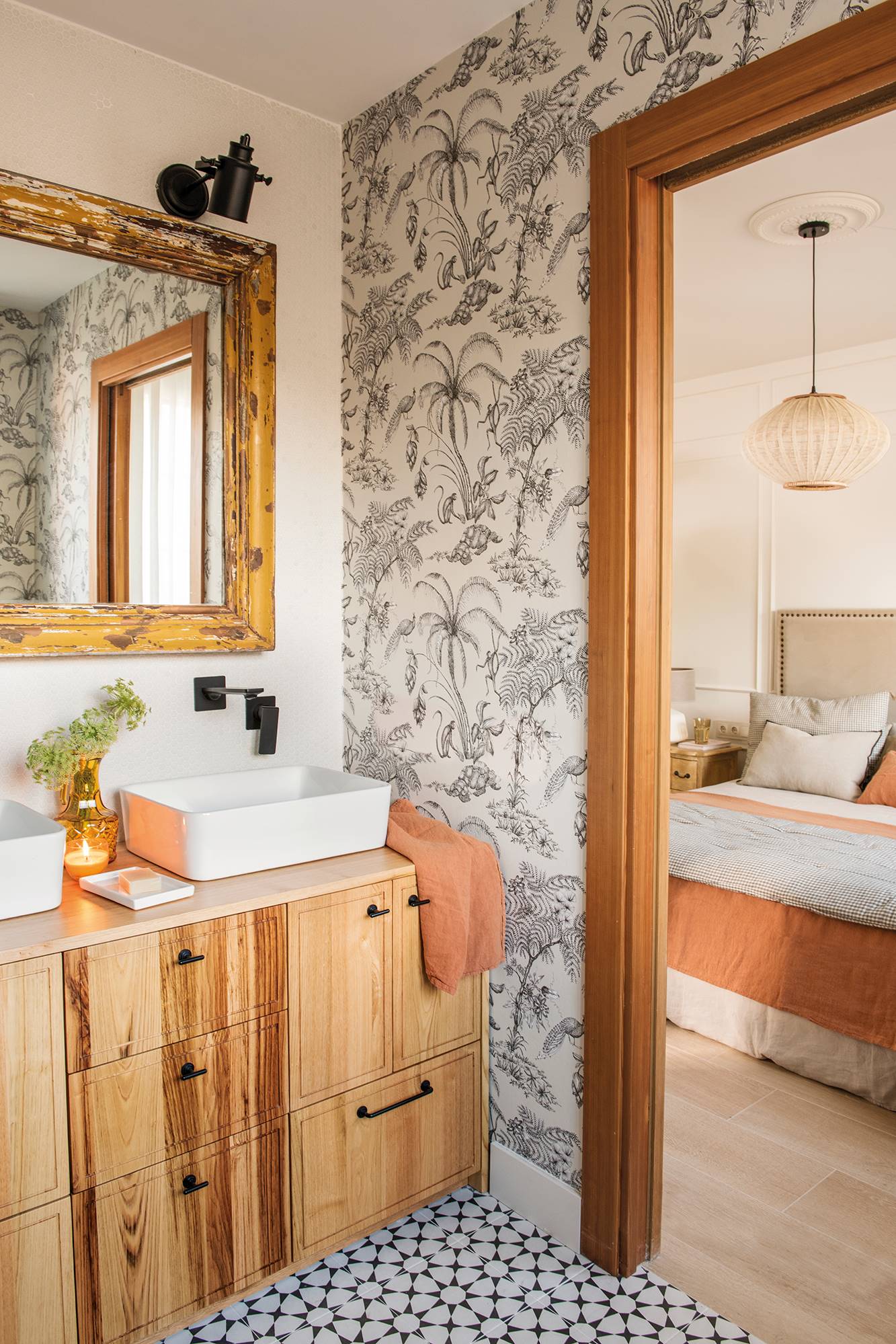Baño con papel pintado y mueble de lavabo en madera. 