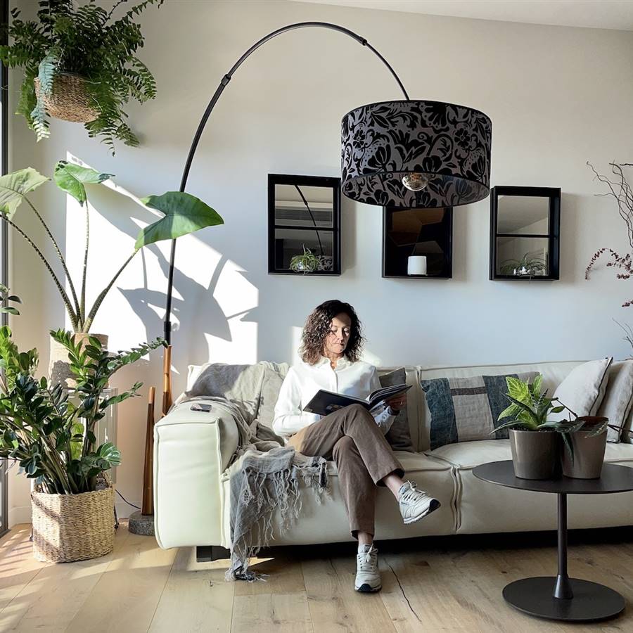 La lectora Gemma Morelló en el salón de su casa en Barcelona