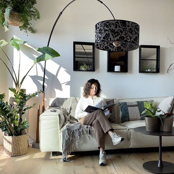 Casas de lectoras: el piso de 80 m2 con cocina abierta, decorado en negro y lleno de plantas, de Gemma en Barcelona 