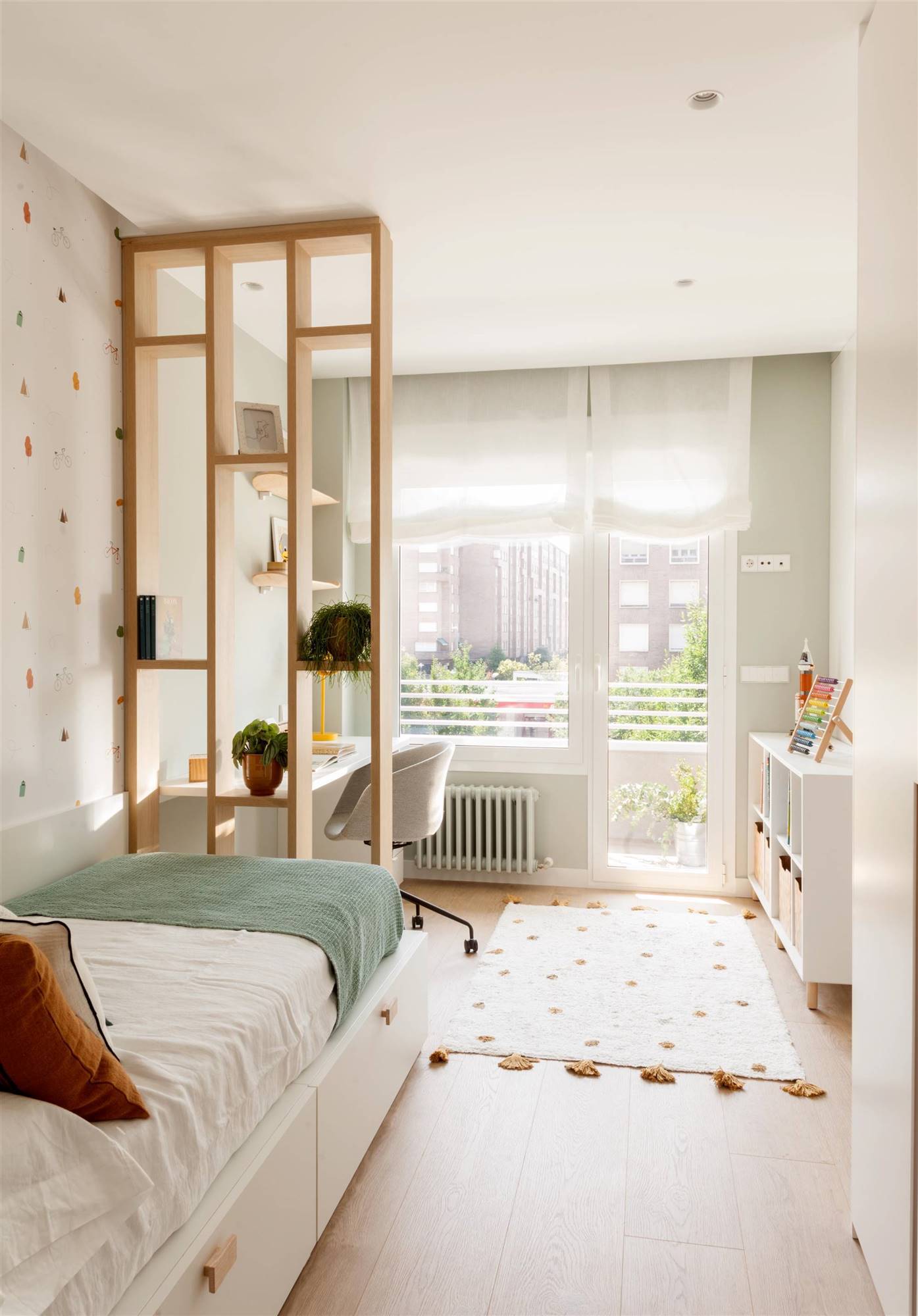 Un dormitorio infantil súper luminoso que combina los tonos blancos y pastel. 