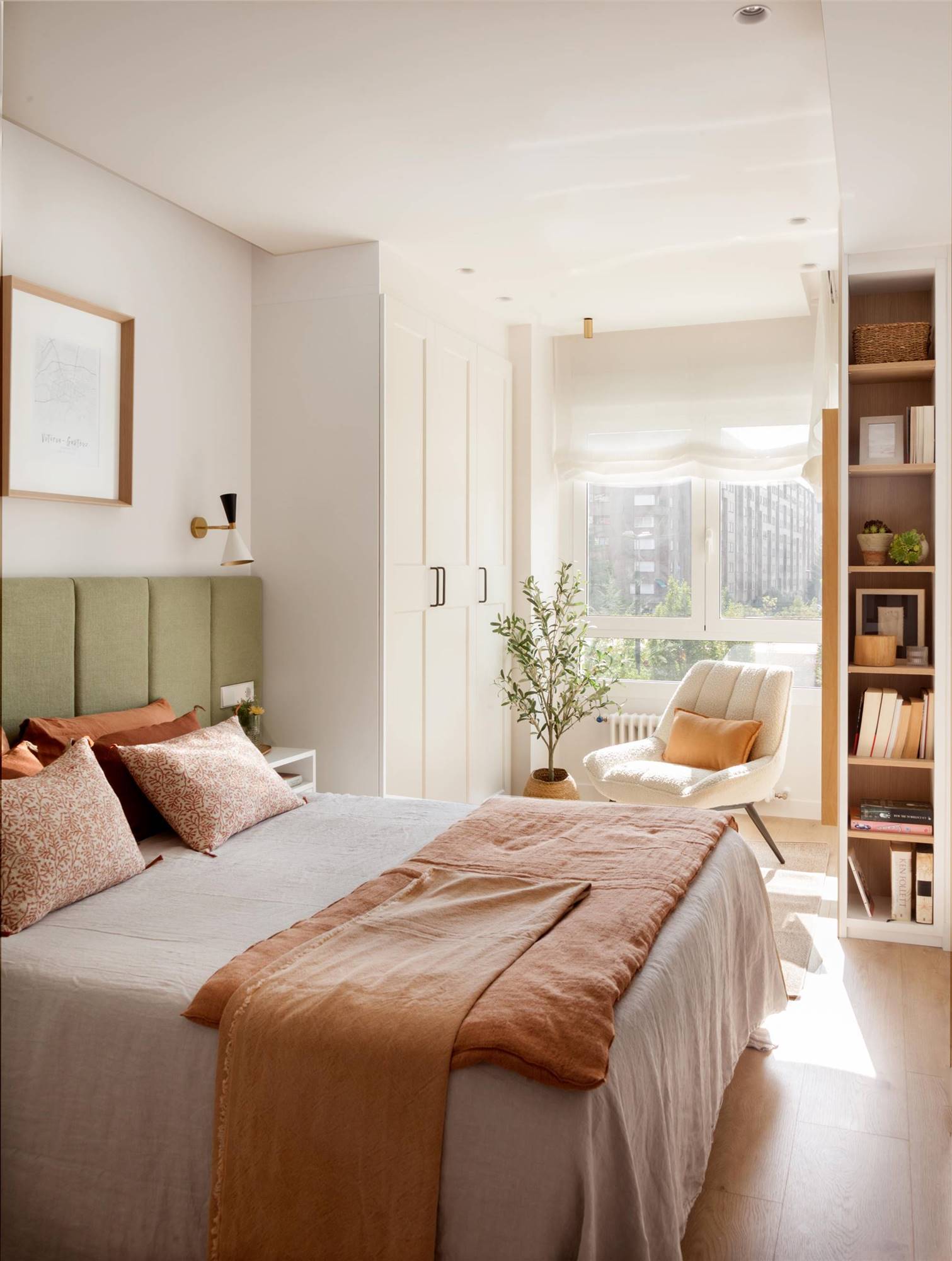 Un dormitorio principal cálido y armonioso en tonos pastel.