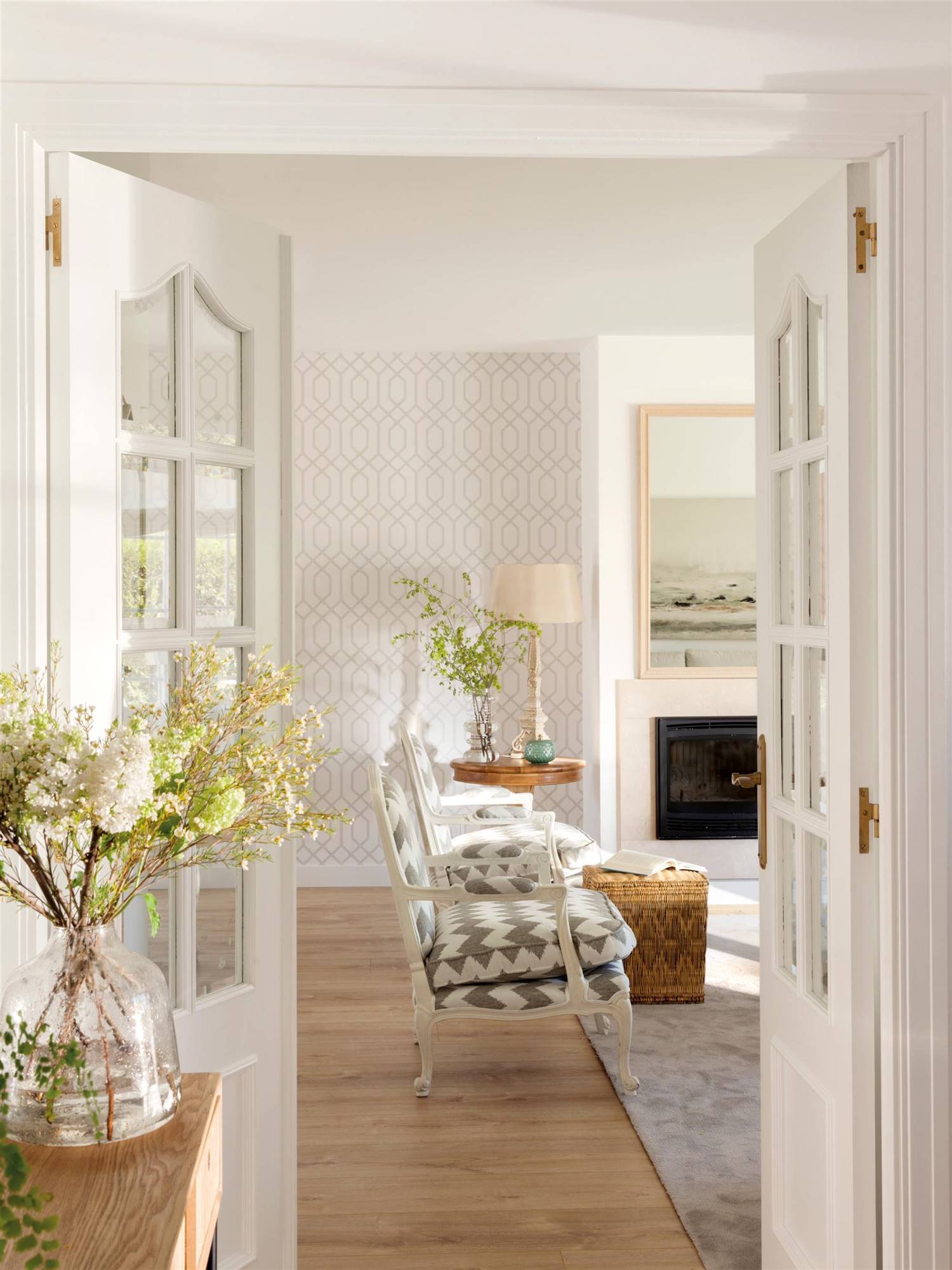 Puertas blancas con cristal: la solución que tu casa para luz, espacio ¡y otras cuantas ventajas!