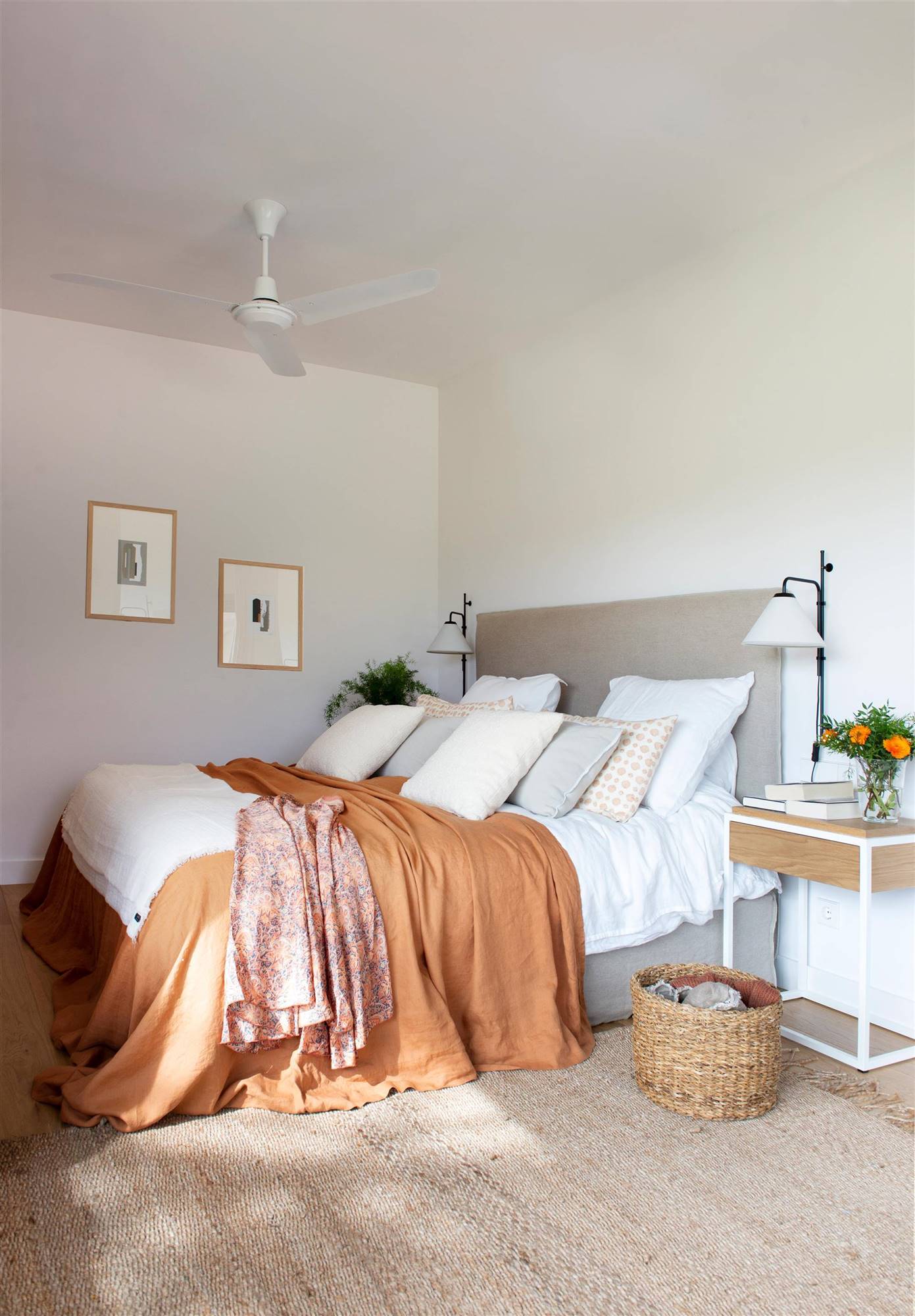 Dormitorio con cabecero tapizado en color topo. 