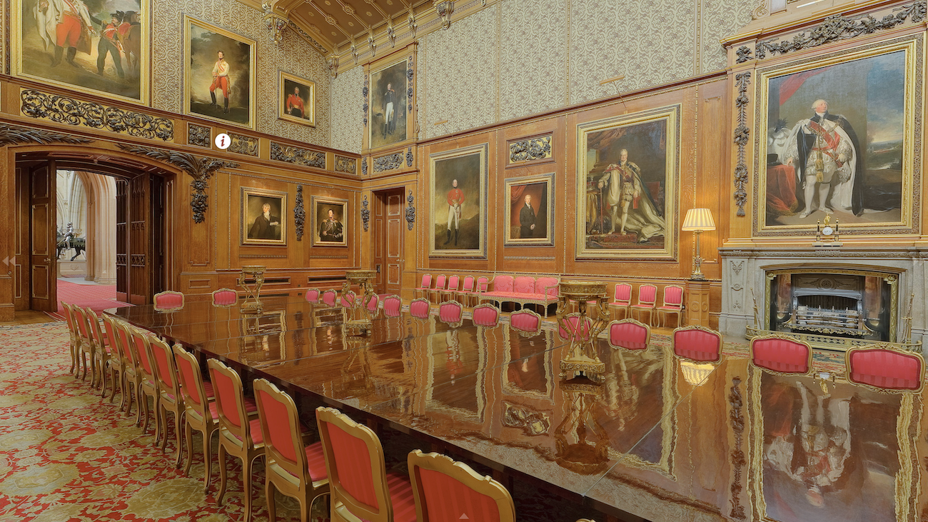 Gran sala con mesa grande del castillo de Windsor.