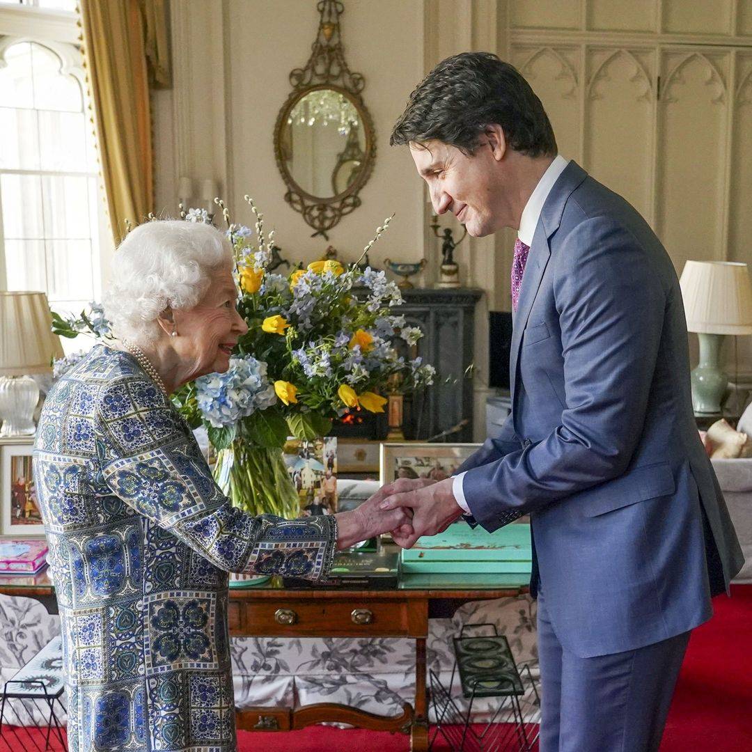 La reina Isabel II con el primer ministro de Canadá en el castillo de Windsor.