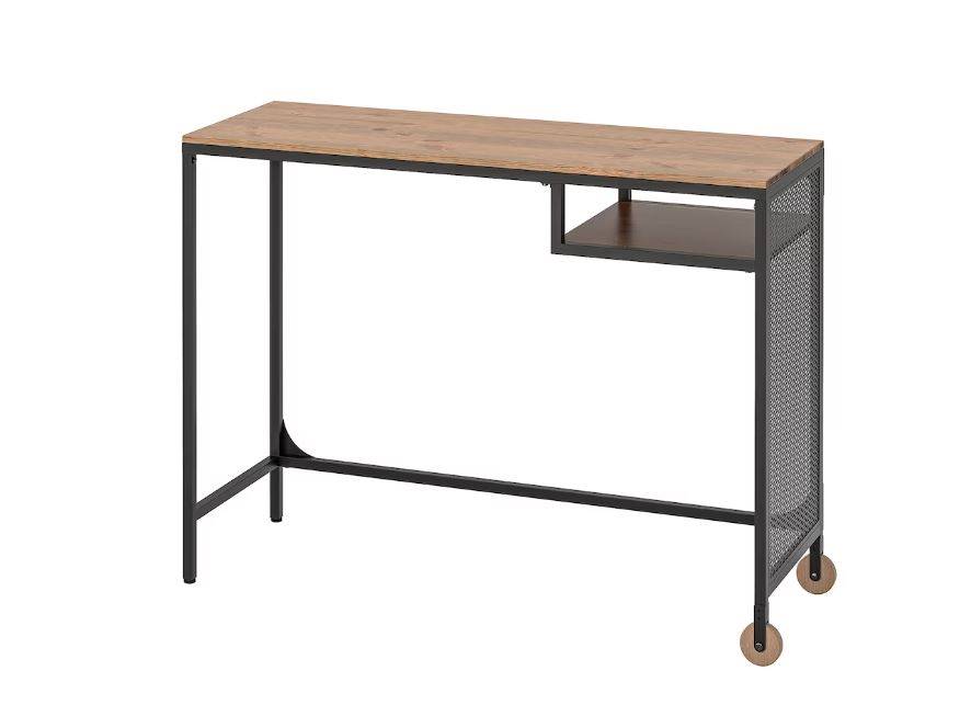 Mesa con ruedas escritorio de madera y metal de IKEA.