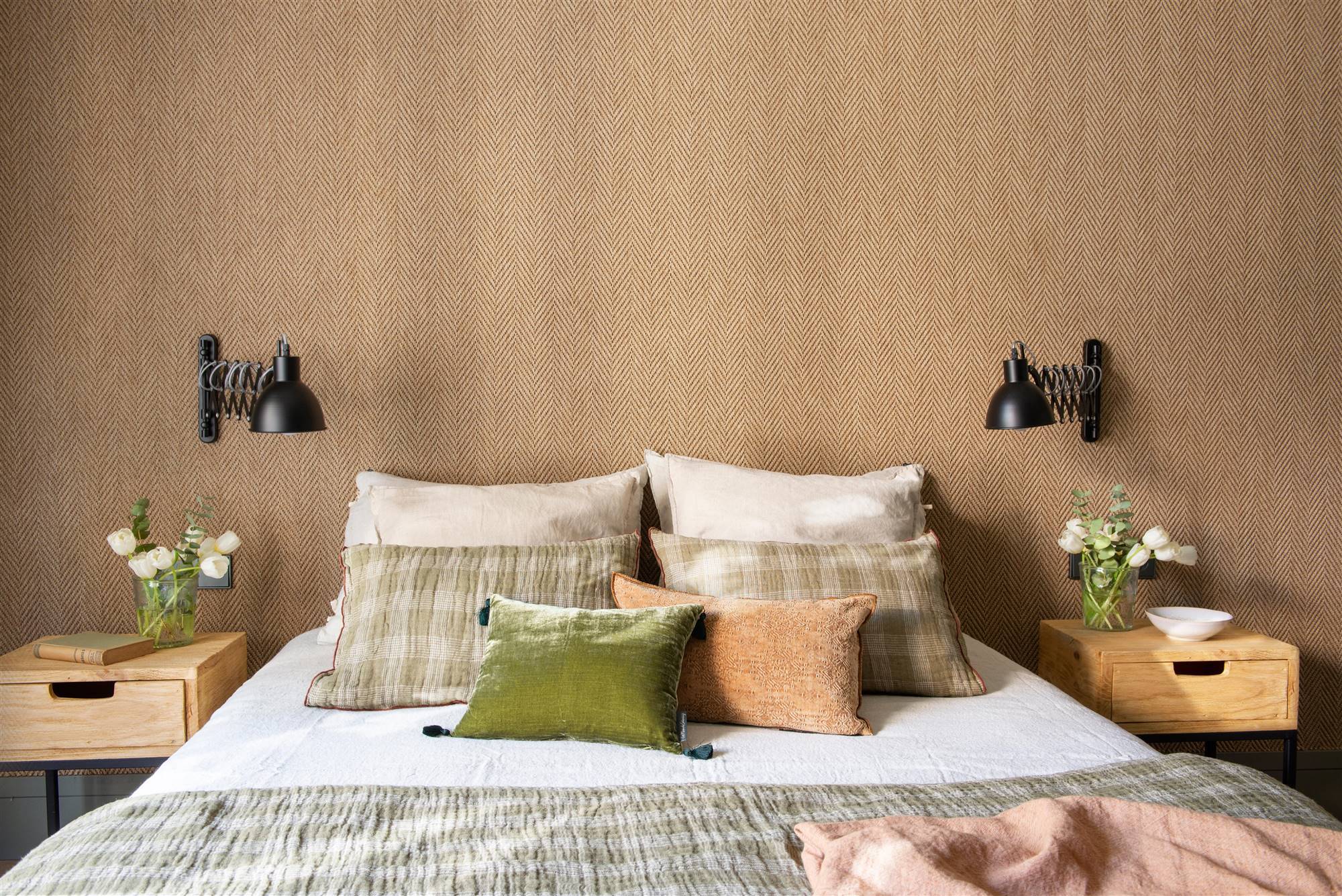 Dormitorio con pared revestida con papel con textura. 