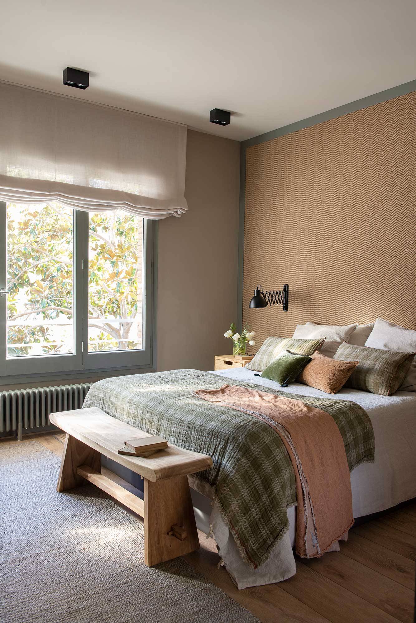 Dormitorio con pared del cabecero con moqueta. 