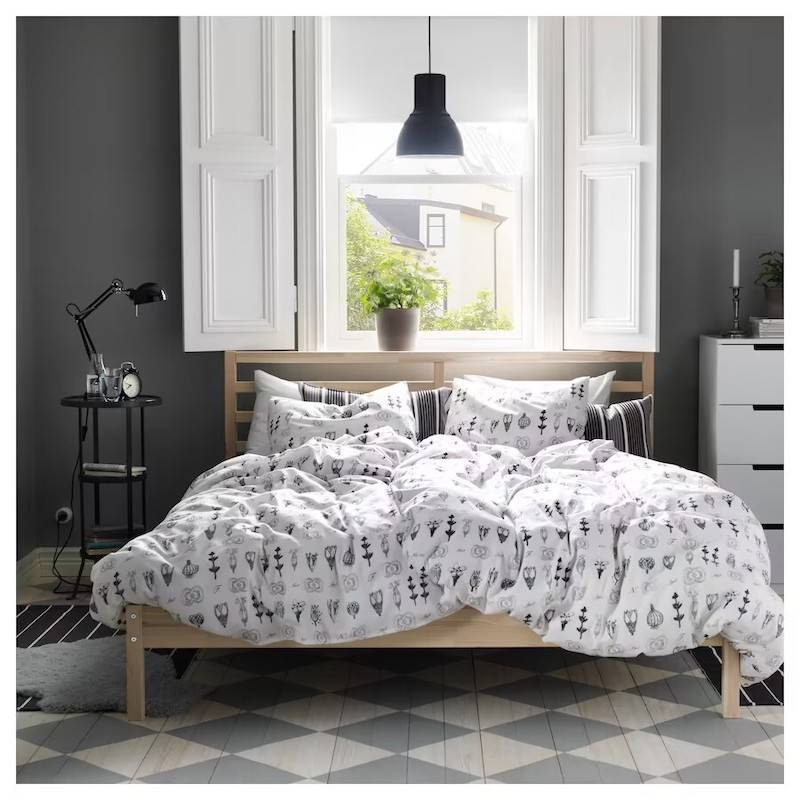 Estructura de cama de pino TARVA de IKEA. 