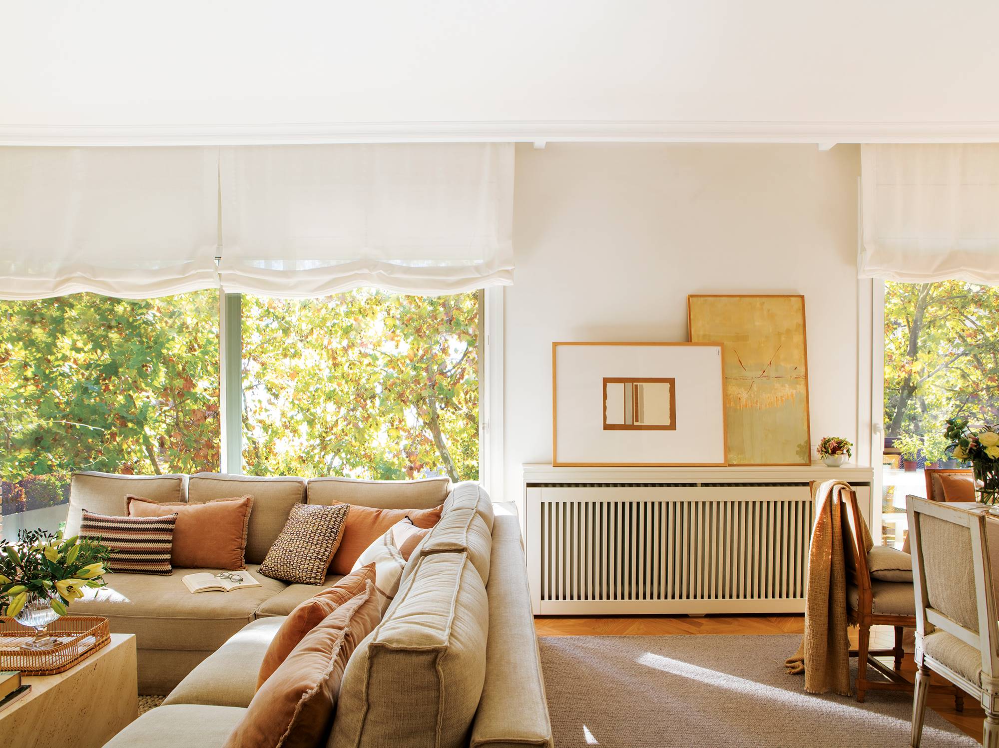 Sofá rinconera en tonos beige ideal para crear dos ambientes. 