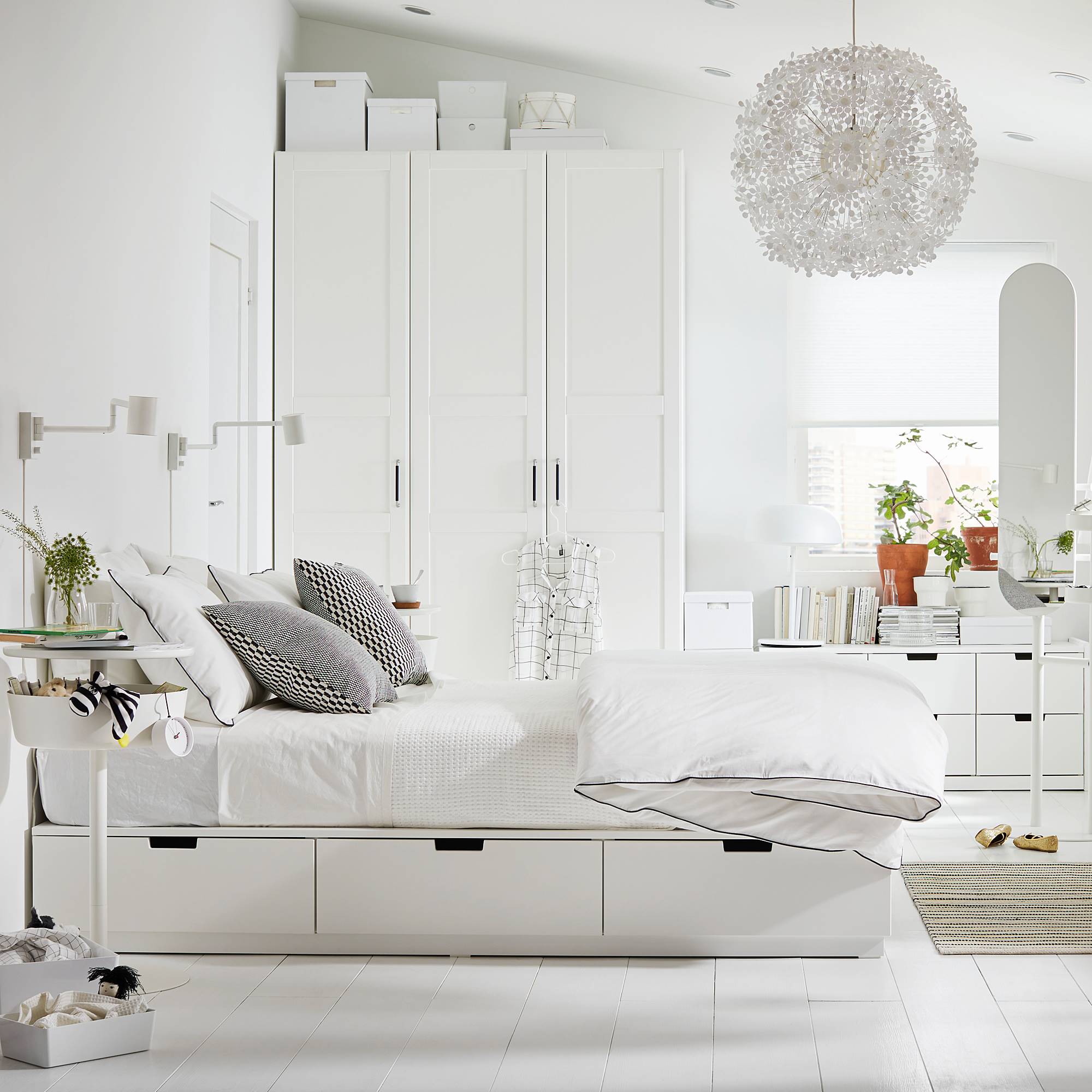 Cama NORDLI blanca con cajones de IKEA.  