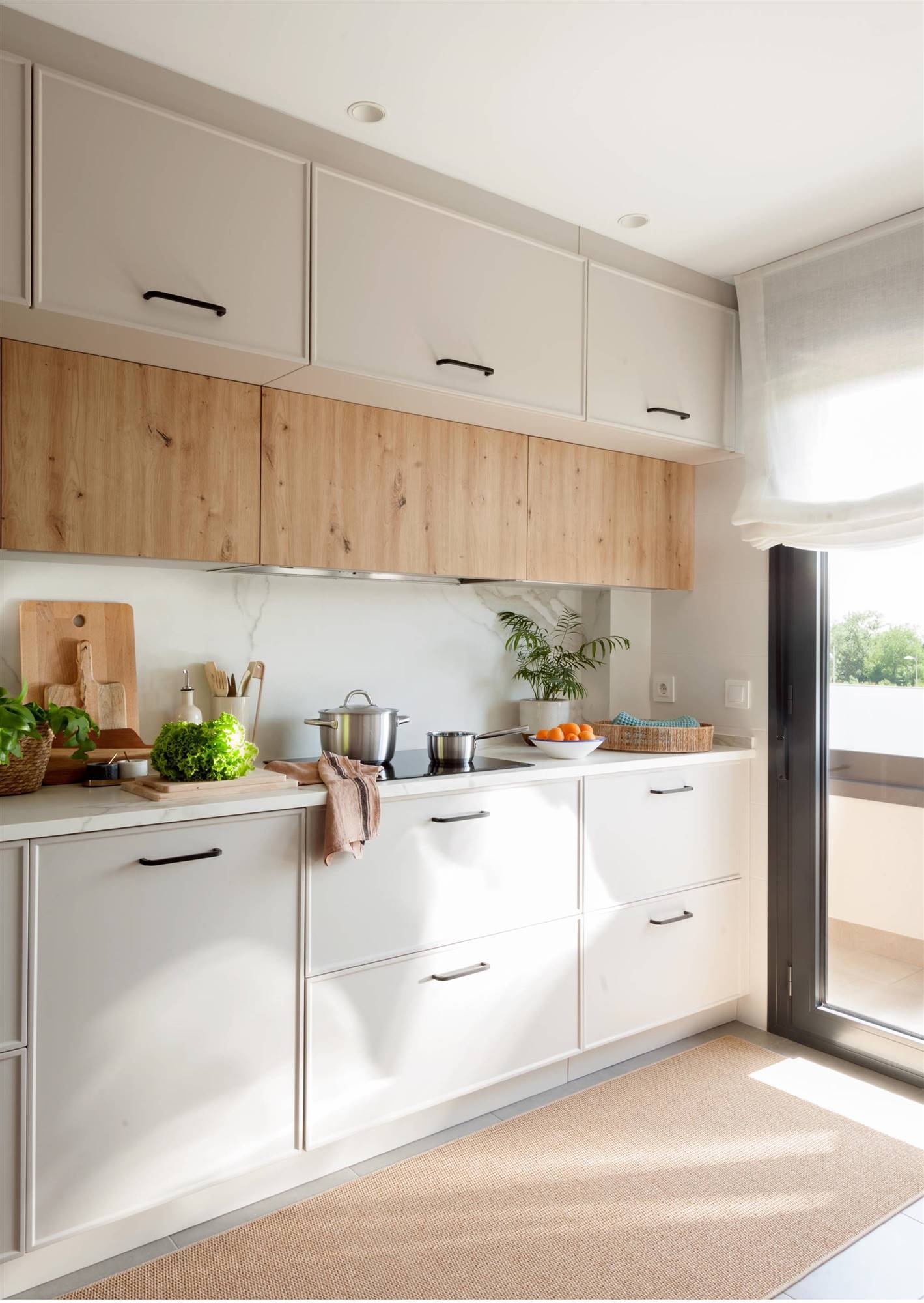 Una cocina llena de estilo en tonos claros y madera.