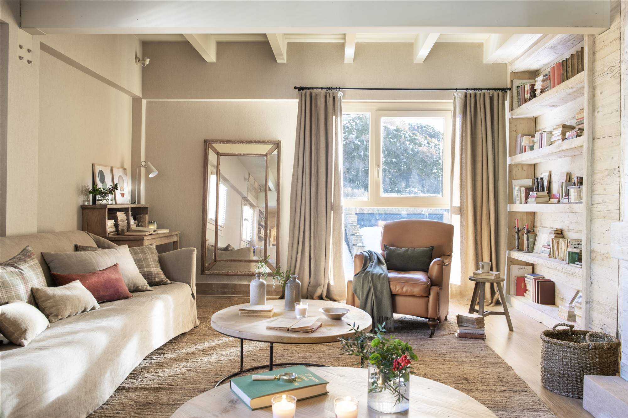 Salón en color beige con sofá en tonos claros.