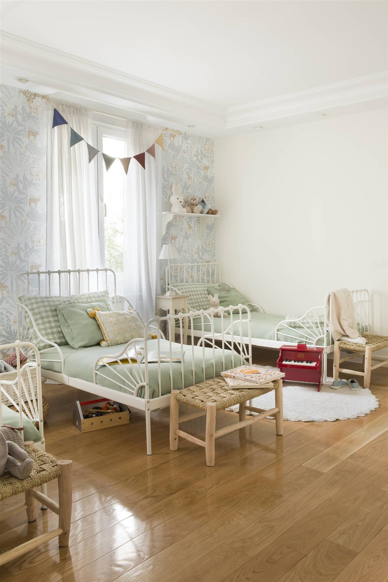 Dormitorio infantil con camas extensibles de IKEA y y papel pintado infantil. 