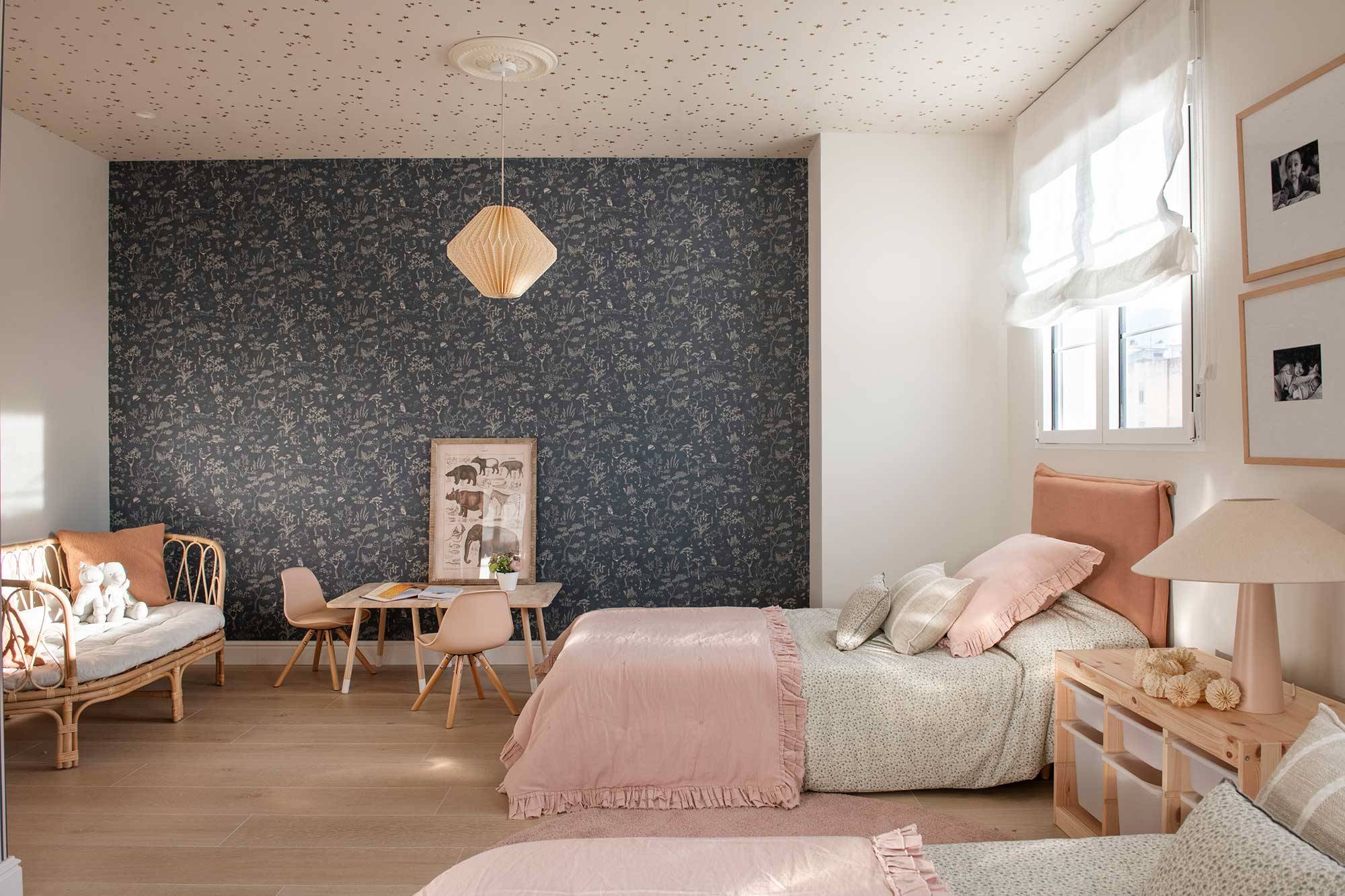 Habitación infantil compartida con papel pintado en paredes y techo. 