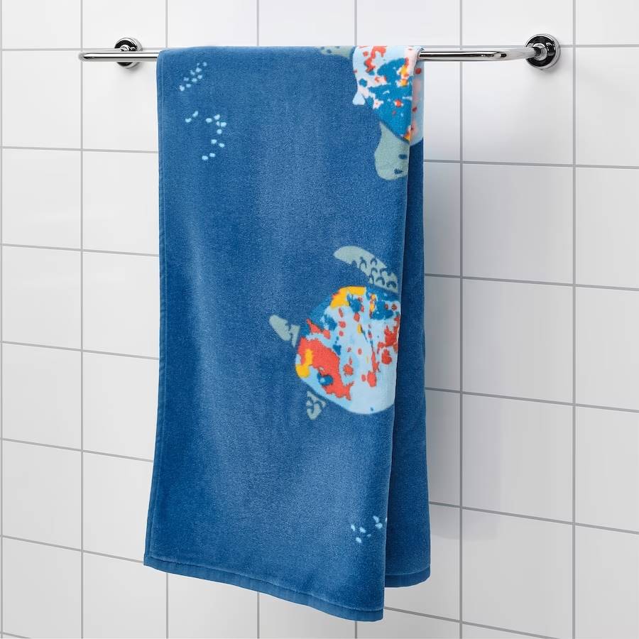 Toalla de baño en azul marino BLÅVINGAD de IKEA.