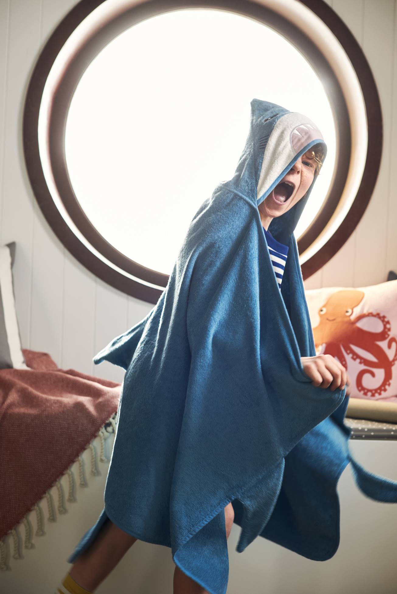 Toalla para niños en forma de tiburón de IKEA BLÄVINGAD.