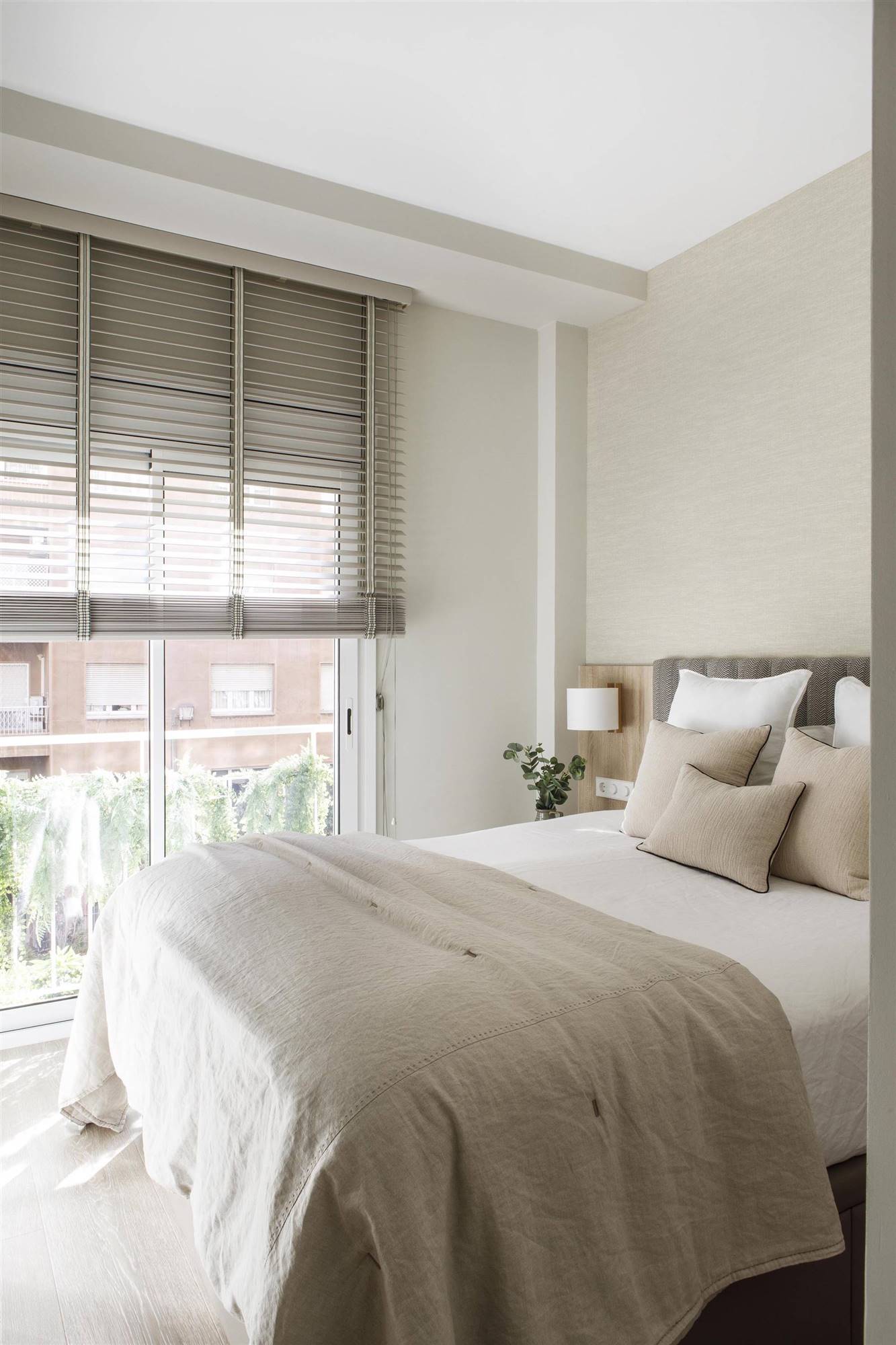 Dormitorio suite con vestidor con papel pintado y cabecero tapizado proyecto de Pia Capdevila.