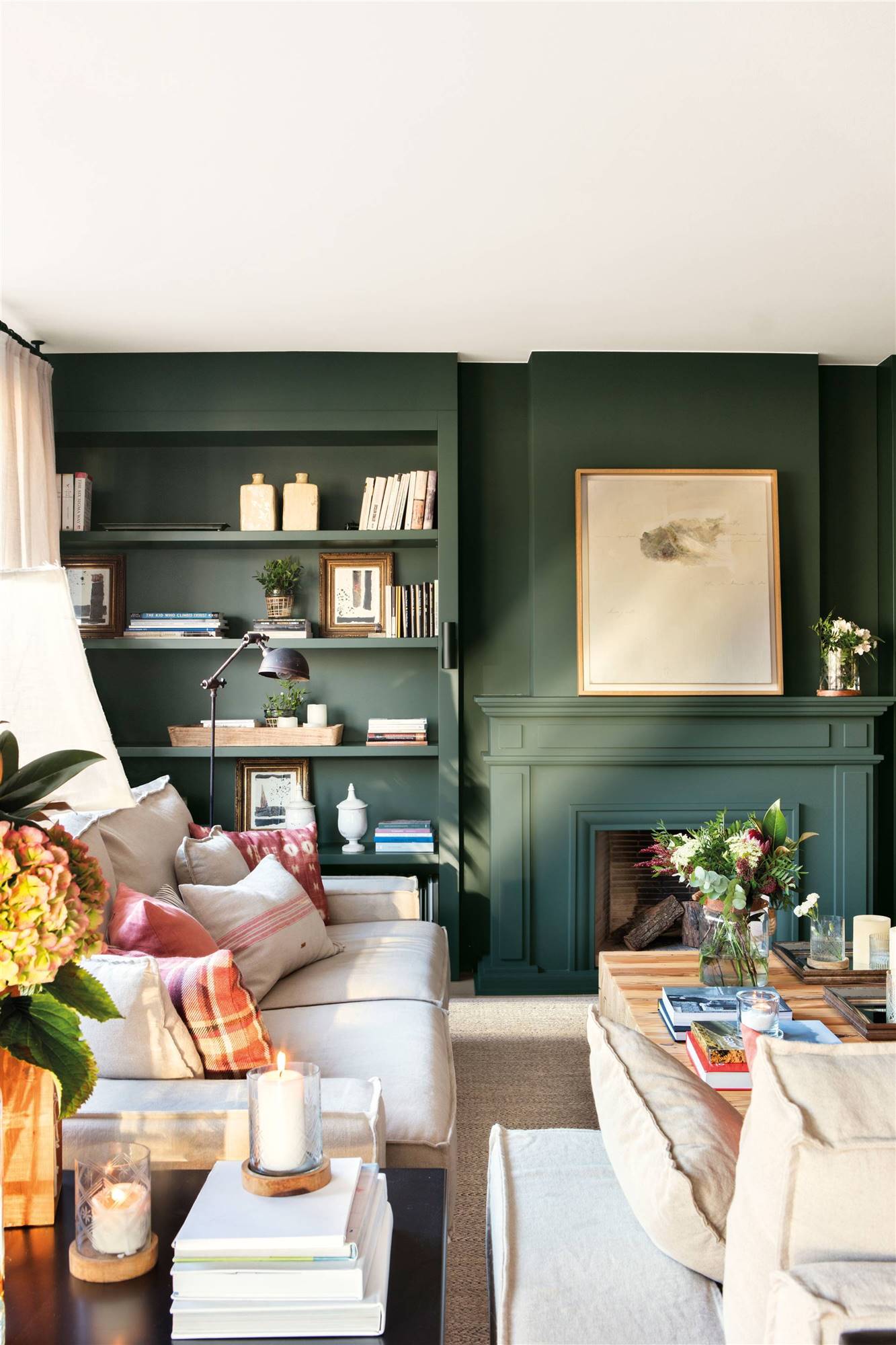 Salón con librería de un color verde intenso. 