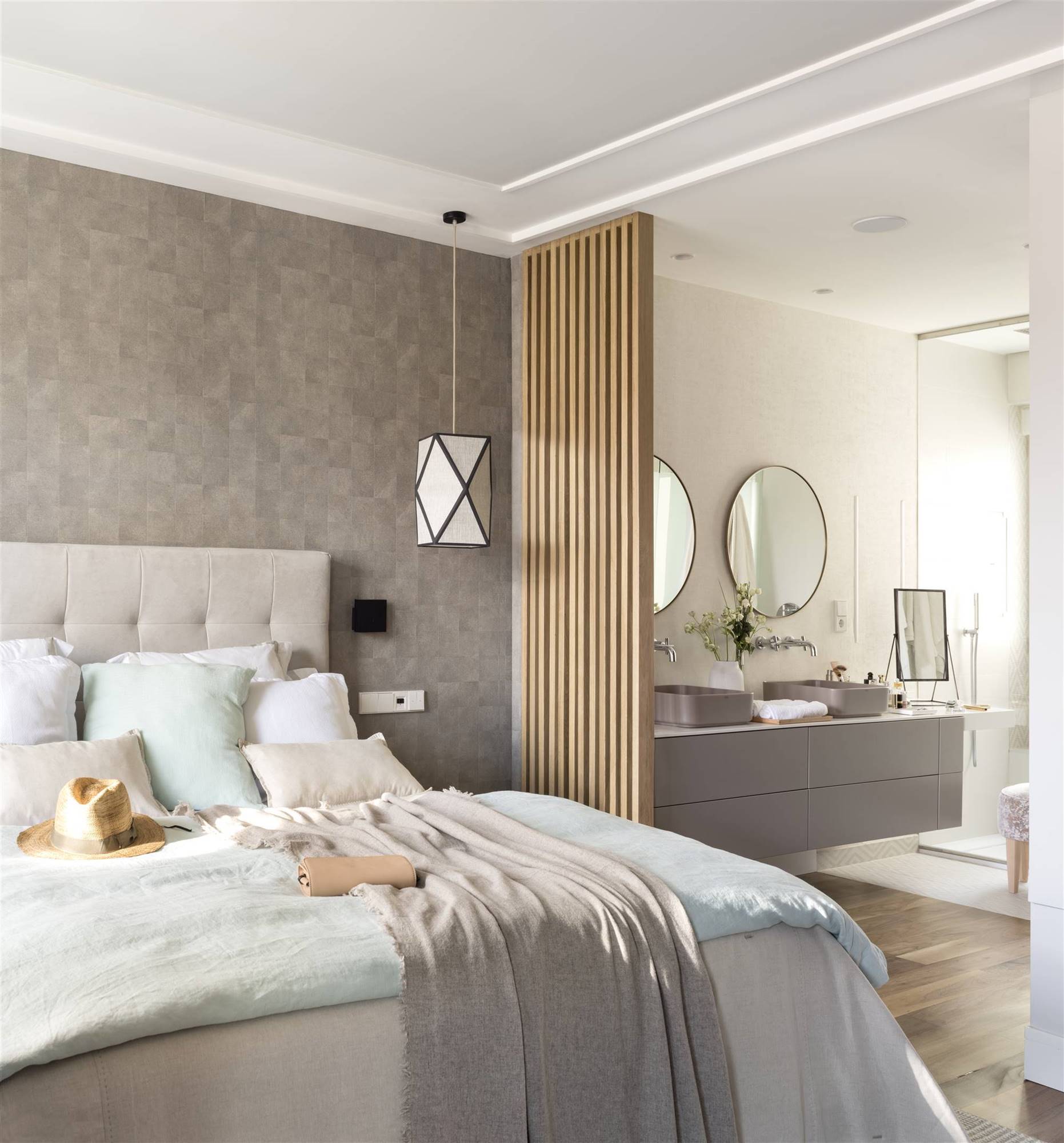 Un dormitorio clásico y actual decorado en tonos neutros.