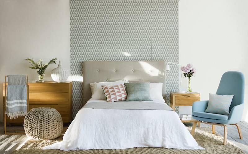 Dormitorio con cabecero tapizado de IKEA. 