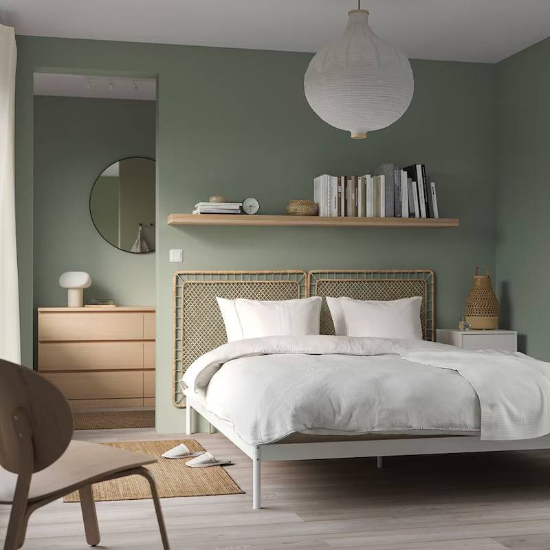 Dormitorio con dos cabeceros de ratán modelo Tolkning de IKEA.