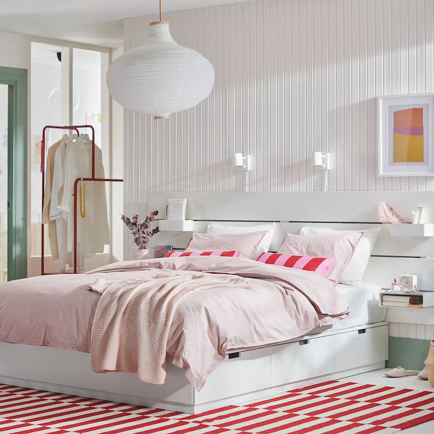 Domitorio luminoso con cama y cabecero Nordli, de IKEA.