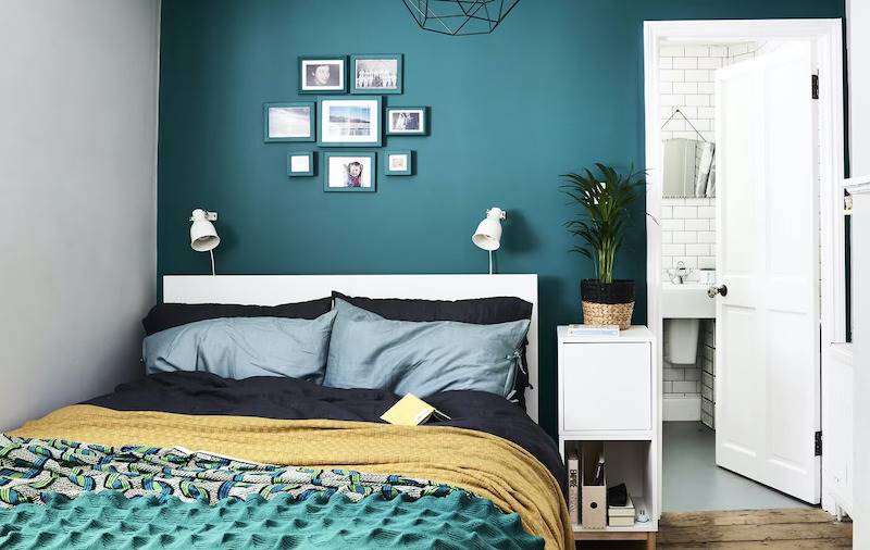 Dormitorio moderno con cabecero Malm de IKEA.