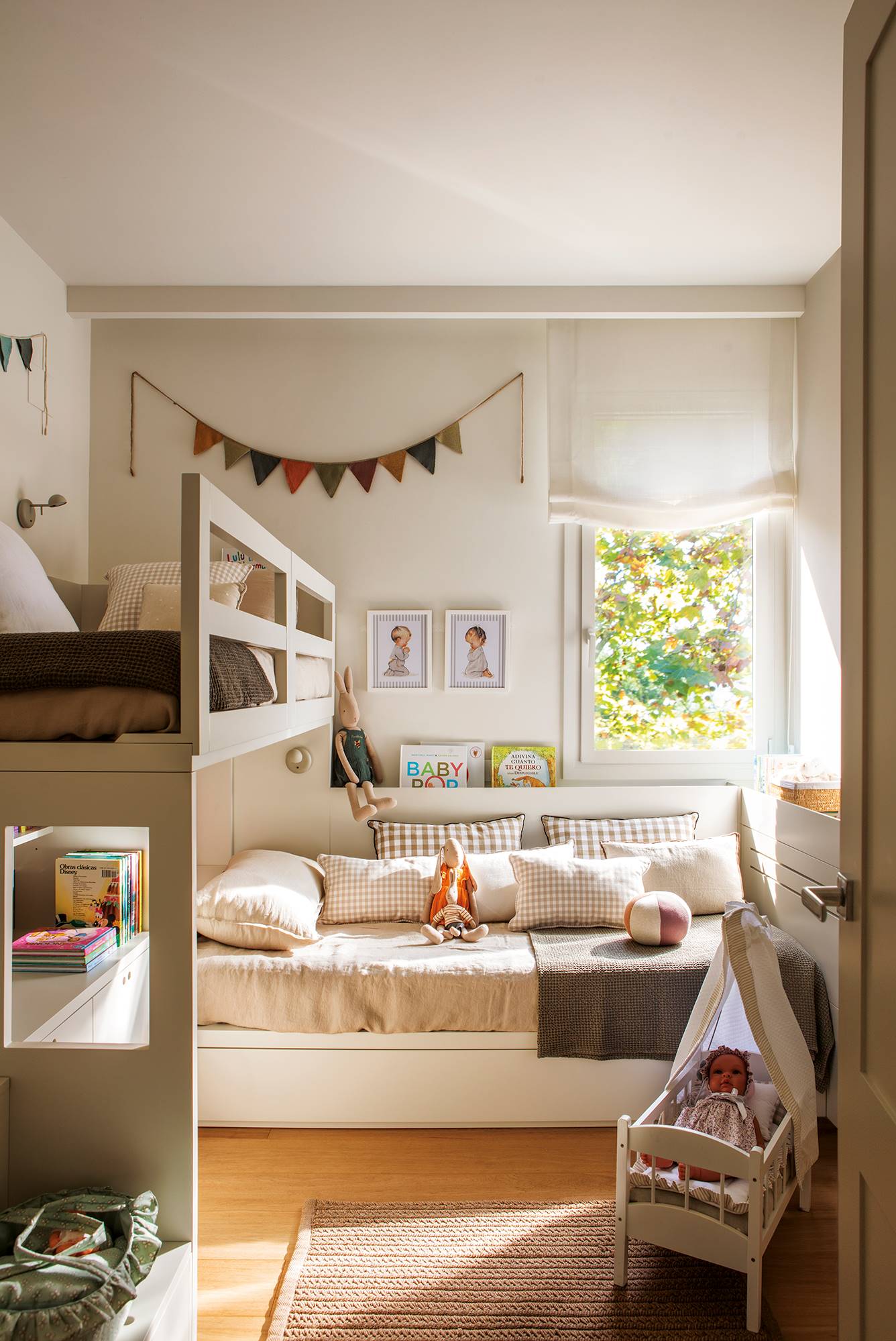 Habitación infantil con ventana con dos camas