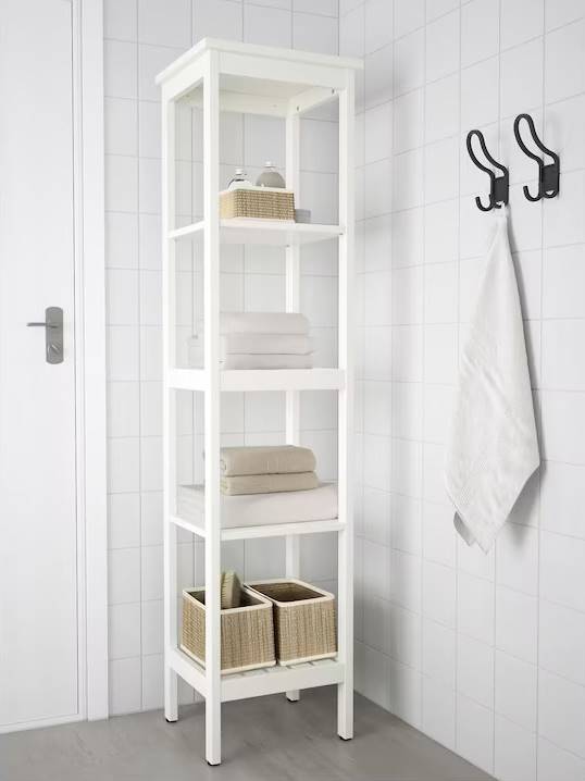 Estantería blanca para baño modelo HEMNES de IKEA. 