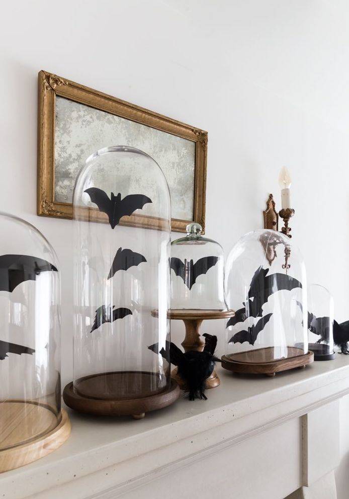 Murciélagos dentro de tarros de cristal para Halloween.