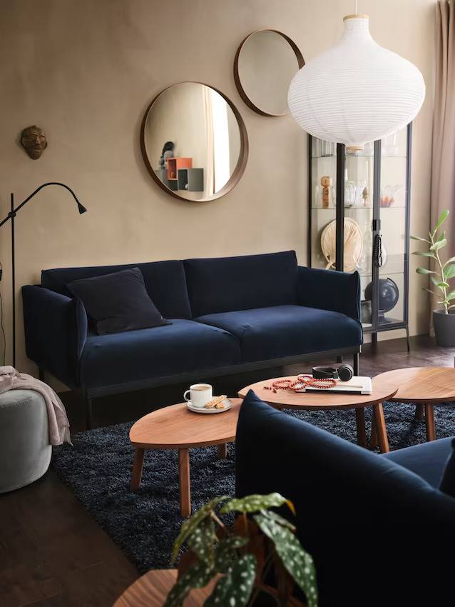 Salón con sofá ÄPPLARYD, de IKEA, tapizado en terciopelo de color azul.