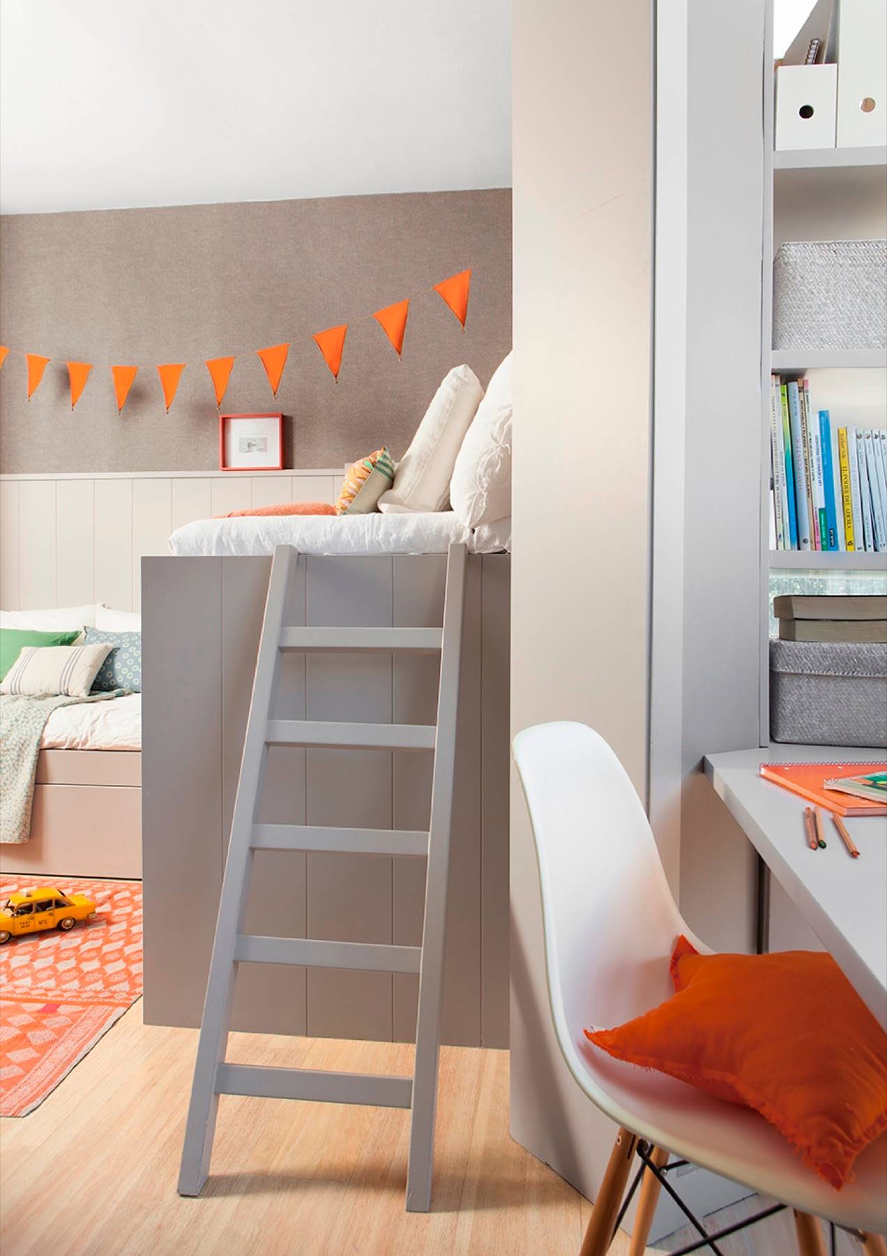 Dormitorio juvenil en gris con doble cama a diferentes alturas, escalera y banderines naranjas.
