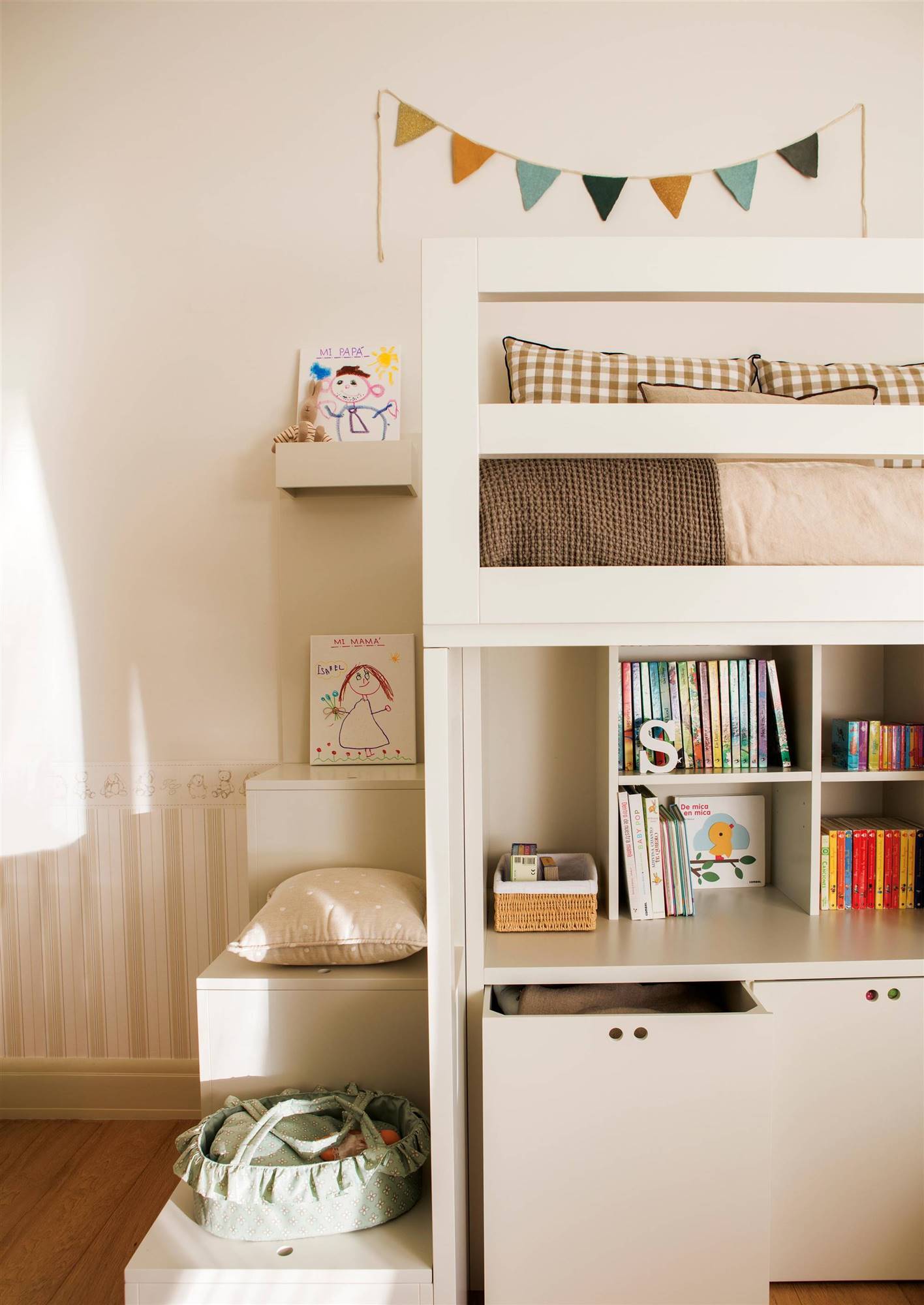 Dormitorio infantil con cama alta y almacenamiento inferior