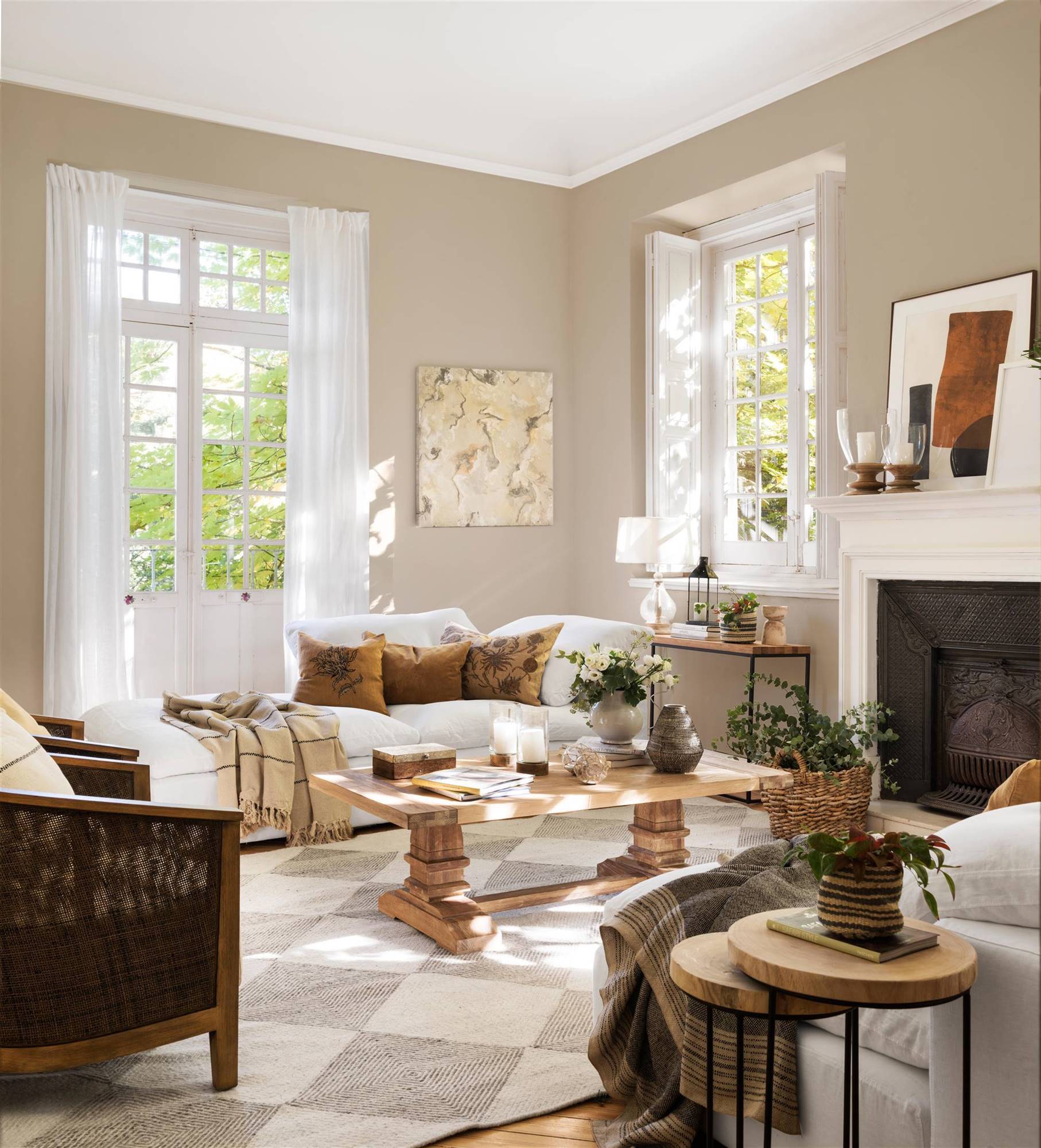 Salón con sofá blanco y alfombra con motivos geométricos. 
