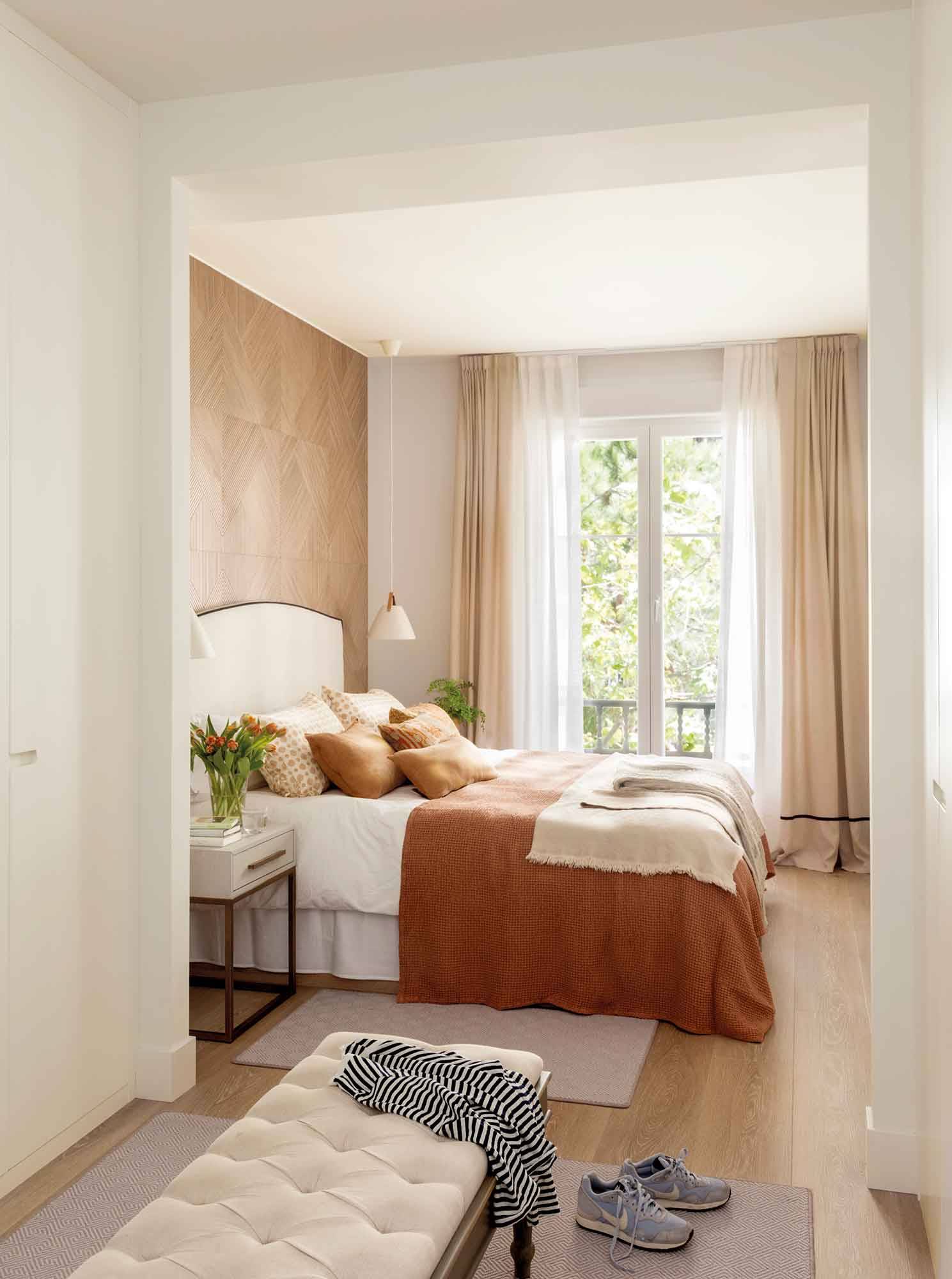 Dormitorio de otoño con vestidor y pared del cabecero revestida con cerámica efecto madera