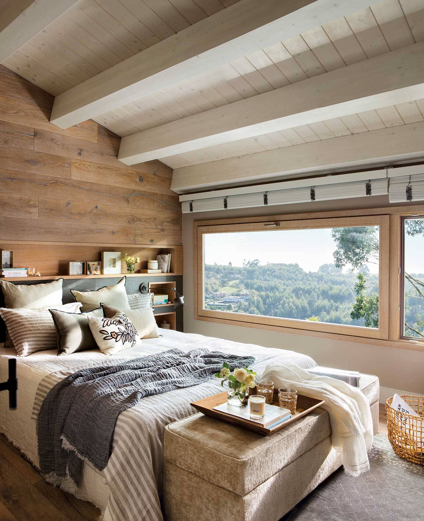 Dormitorio de otoño rústico con vigas de madera y pared del cabecero revestida de madera