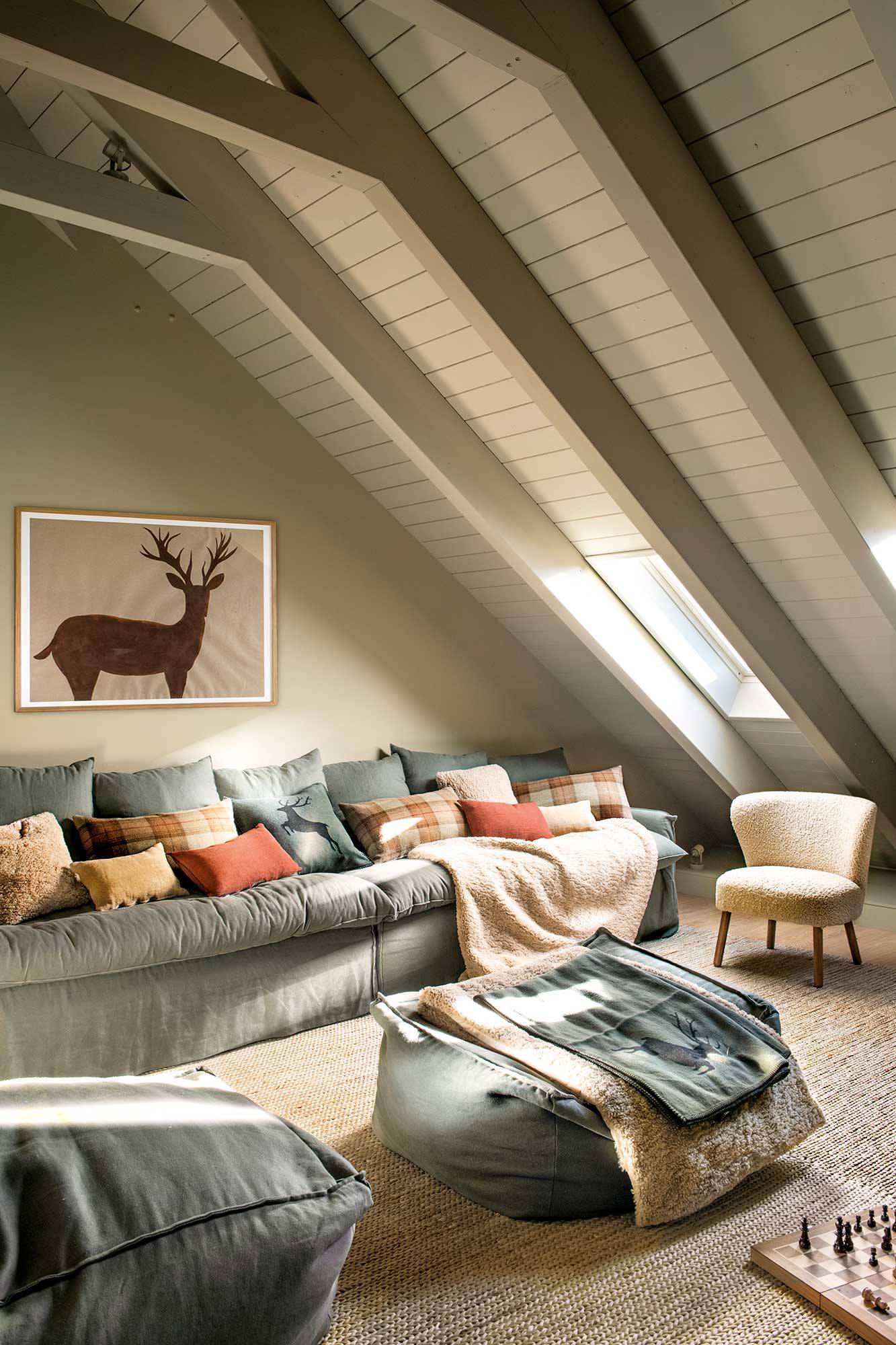 Salón abuhardillado con sofá de lino de color verde caqui 00552155